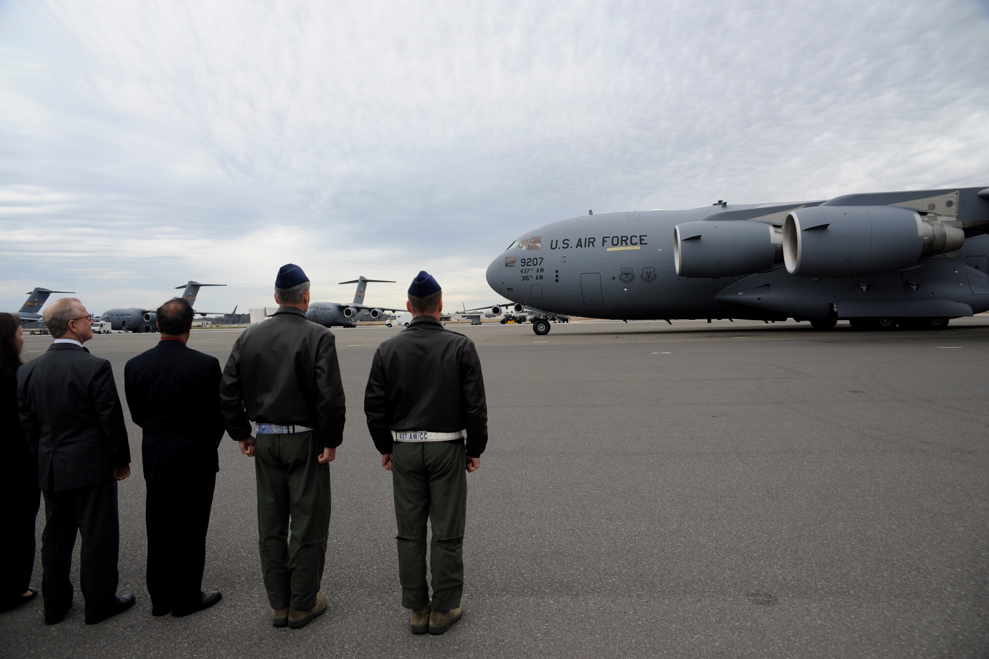 Leadership from Joint Base Charleston welcomes the third of five new C-17s
assigned to the 437th Airlift Wing, Feb 3, 2011. The aircraft was flown by
Gen. Gary North, commander of Pacific Air Forces, Air Component Commander
for U.S. Pacific Command and Executive Director, Pacific Air Combat
Operations Staff at Joint Base Pearl Harbor-Hickam, Hawaii. Accompanying
General North is Lt. Col. Todd Grooms, 17th Airlift Squadron director of
operations. (U.S. Air Force Photo by Tech. Sgt. Chrissy Best)

