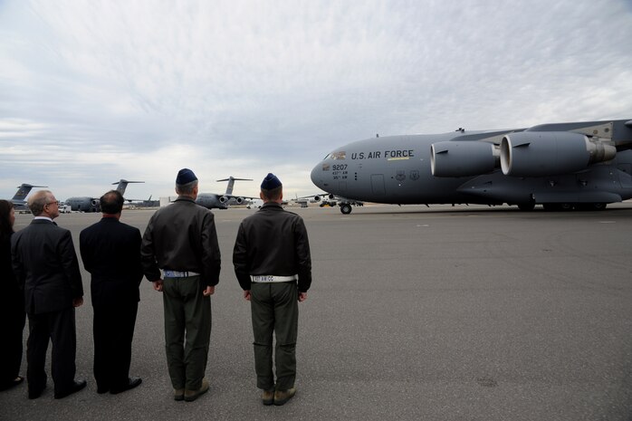 Leadership from Joint Base Charleston welcomes the third of five new C-17s
assigned to the 437th Airlift Wing, Feb 3, 2011. The aircraft was flown by
Gen. Gary North, commander of Pacific Air Forces, Air Component Commander
for U.S. Pacific Command and Executive Director, Pacific Air Combat
Operations Staff at Joint Base Pearl Harbor-Hickam, Hawaii. Accompanying
General North is Lt. Col. Todd Grooms, 17th Airlift Squadron director of
operations. (U.S. Air Force Photo by Tech. Sgt. Chrissy Best)

