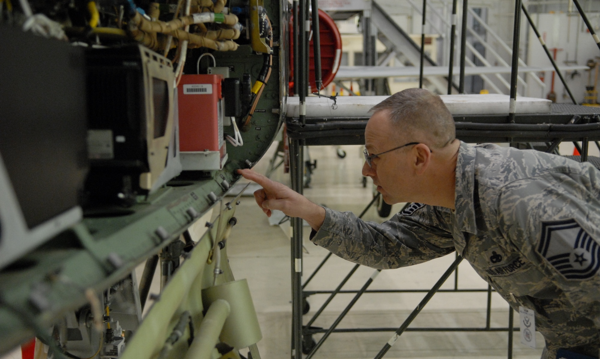 Senior Master Sgt. Travis T. Walker, Air Force Materiel Command Logistics Compliance Assessment Team inspector, performs a quality verification inspection on a T-38. Sergeant Walker’s inspection was part of an LCA here Jan. 31 to Feb. 4. During the inspection, the inspectors evaluated the logistics capacity of various 95th Air Base Wing, 412th Test Wing and Air Force Research Laboratory Detachment 7 facilities. (Air Force photo by Senior Airman William A. O’Brien)