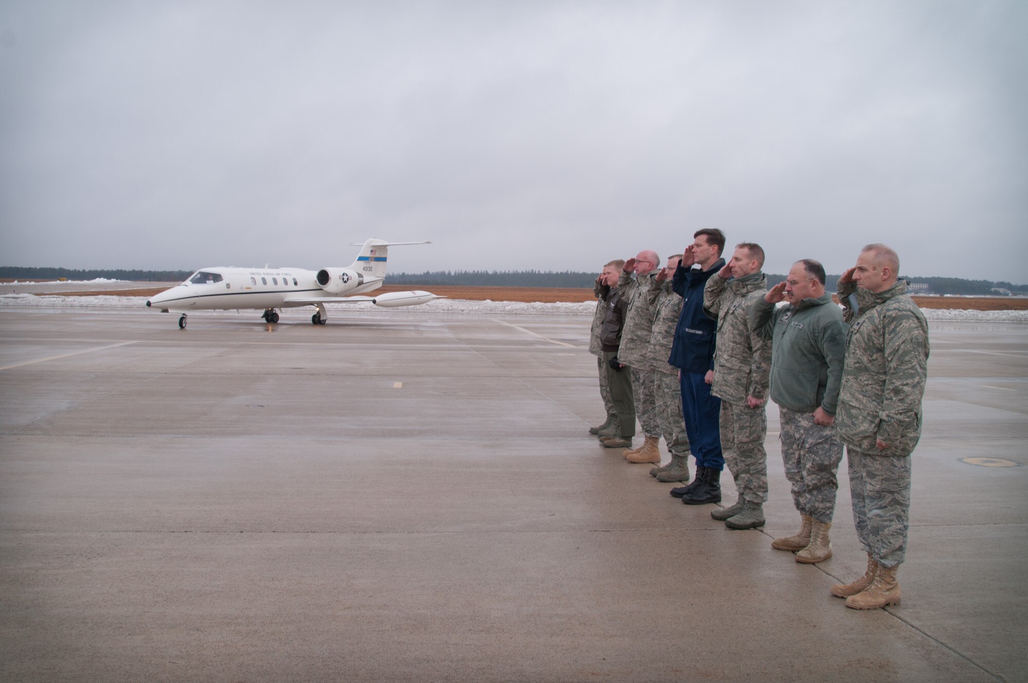 CAPE COD COAST GUARD AIR STATION, Mass. -- General William L. Shelton,
Commander, Air Force Space Command, was greeted by local military commanders
upon his arrival at Cape Cod Coast Guard Air Station, Mass. Feb. 8. The General
arrived at the base on his way to visit with the personnel at the 6th Space
Warning Squadron, Cape Cod Air Force Station.
(U.S. Air Force photo by Master Sgt. Sandra L. Niedzwiecki)
