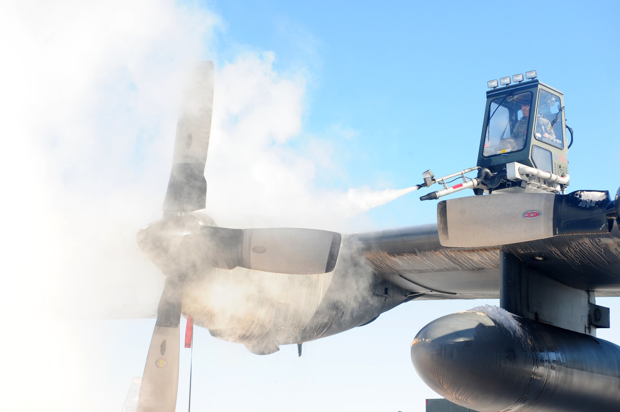 Senior Master Sgt. Ken Pulliam, 189th Aircraft Maintenance Squadron flight chief, de-ices a C-130 Feb. 10, 2011, at Little Rock Air Force Base, Ark. The Airmen of Little Rock Air Force Base overcame six inches of snow to keep aircraft ready to fly. (Photo by U.S. Air Force Senior Airman Jim Araos)
