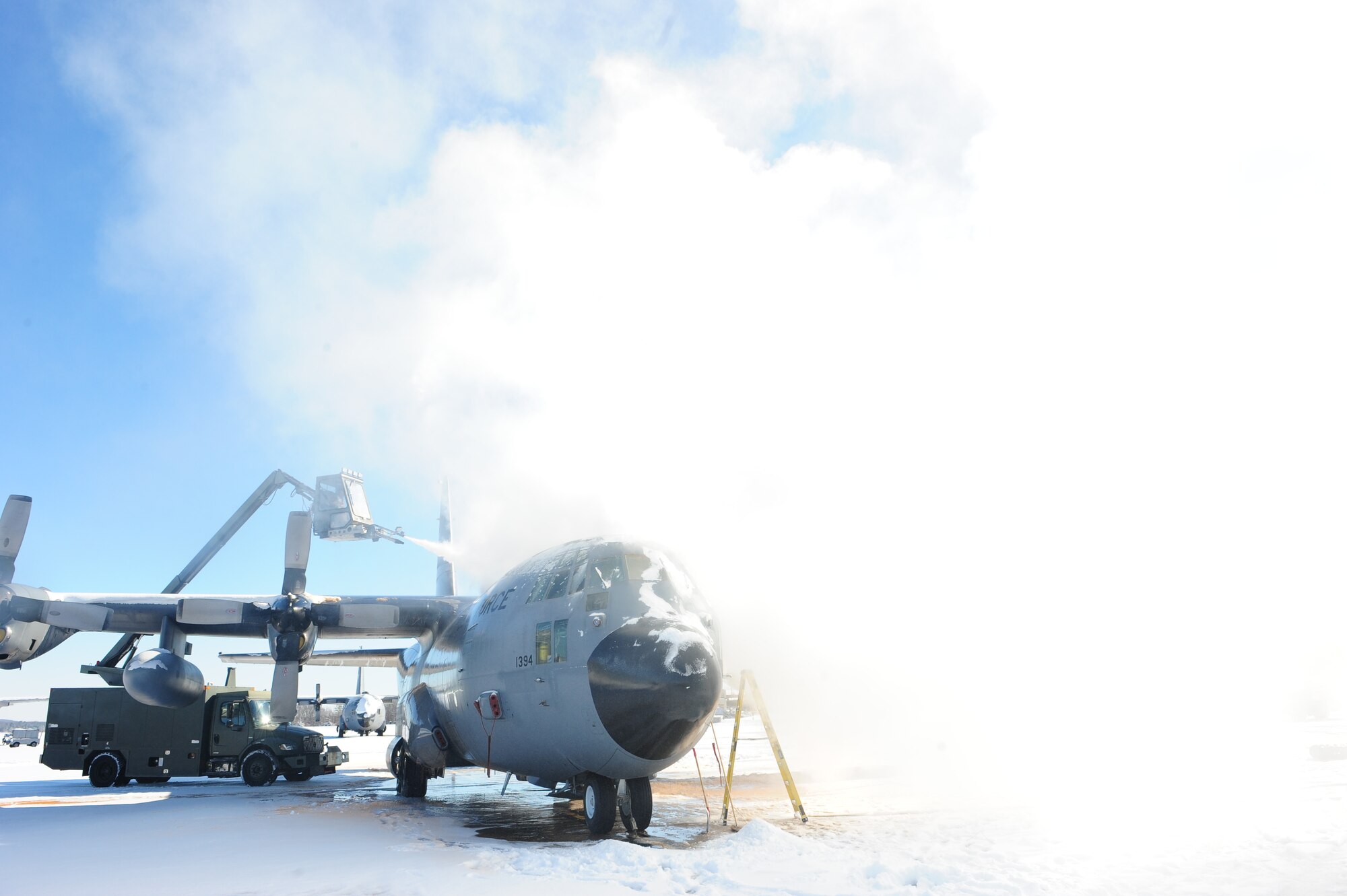 Senior Master Sgt. Ken Pulliam, 189th Aircraft Maintenance Squadron flight chief, de-ices a C-130 Feb. 10, 2011, at Little Rock Air Force Base, Ark. The Airmen of Little Rock Air Force Base overcame six inches of snow to keep aircraft ready to fly. (Photo by U.S. Air Force Senior Airman Jim Araos)