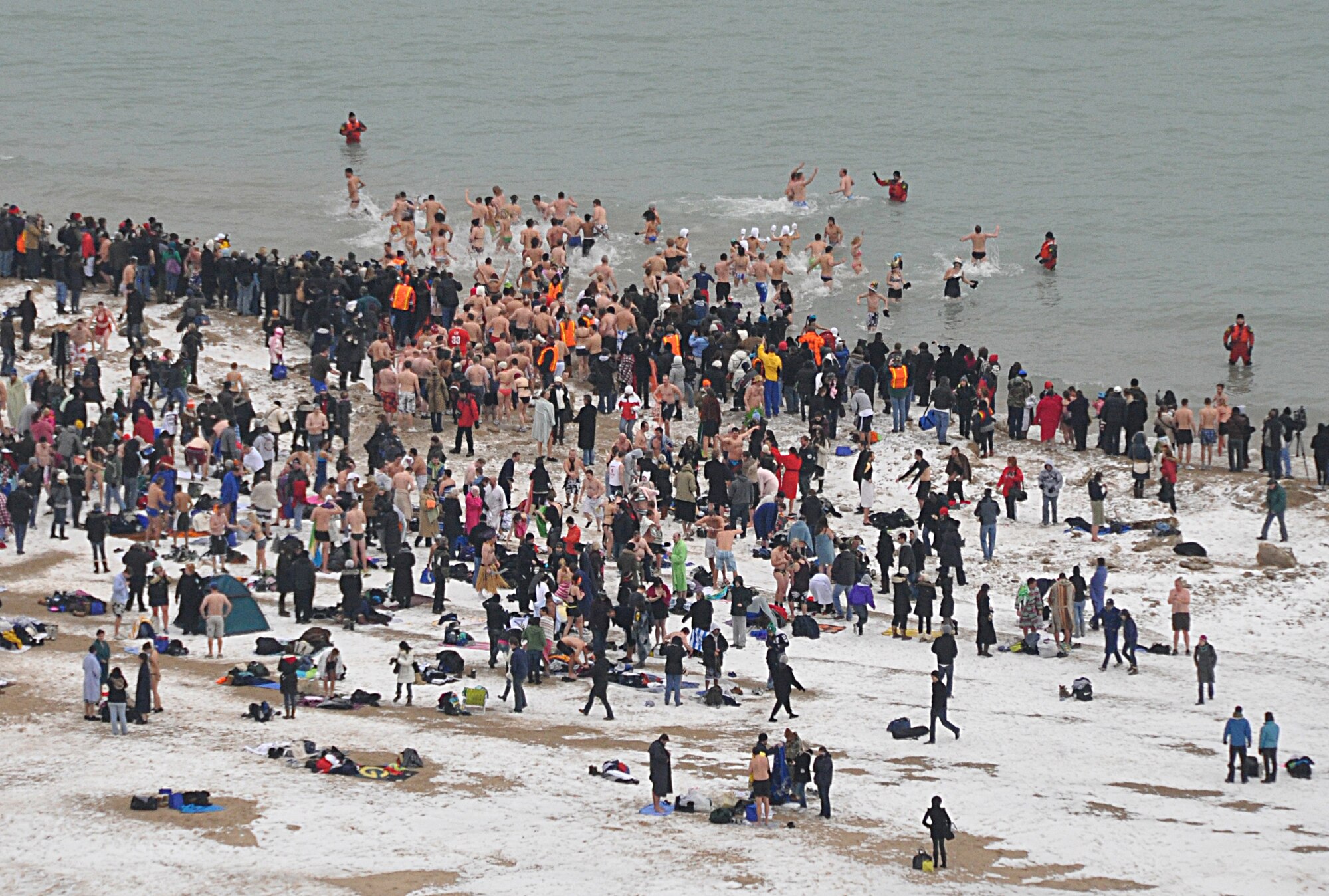 Miranda Thompson, executive officer with the 711th Human Performance Wing’s Human Effectiveness Directorate (711 HPW/RH), was one of 477 people who braved the frigid waters of Lake Michigan and participated in the Lakeview Polar Bear Club’s (LPBC’s) Polar Plunge in Chicago on a chilly Saturday in January.