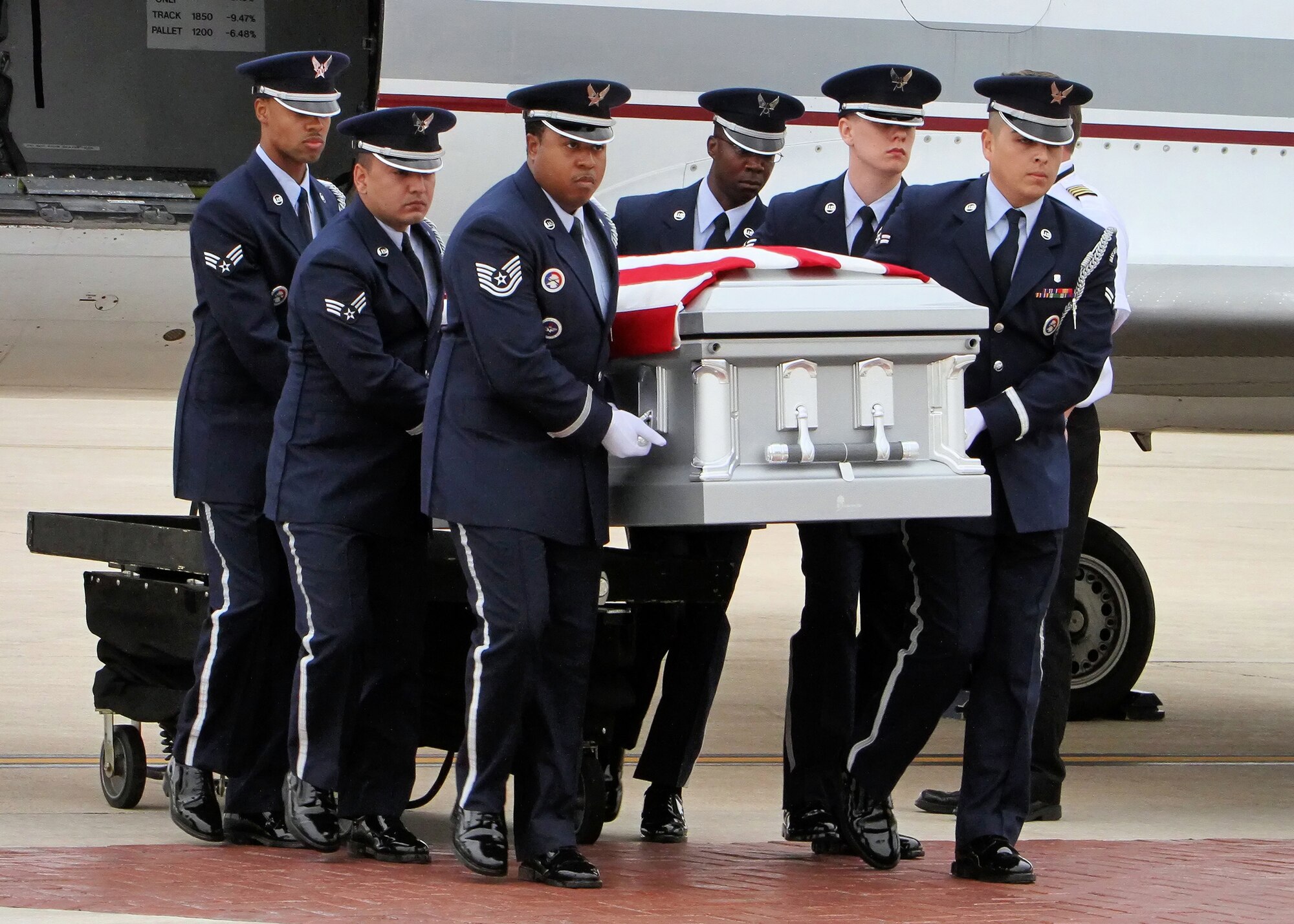 Members of the Lackland Air Force Base Honor Guard transfer the remains of Airman 1st Class Corey C. Owens at Lackland's Kelly Field flightline Feb. 24. Airman Owens died Feb. 17 during a deployment to Al Asad Air Base, Iraq, in support of Operation New Dawn. He was assigned to the 47th Security Forces Squadron, Laughlin Air Force Base, Texas. (U.S. Air Force photo/Tony Morano)  
