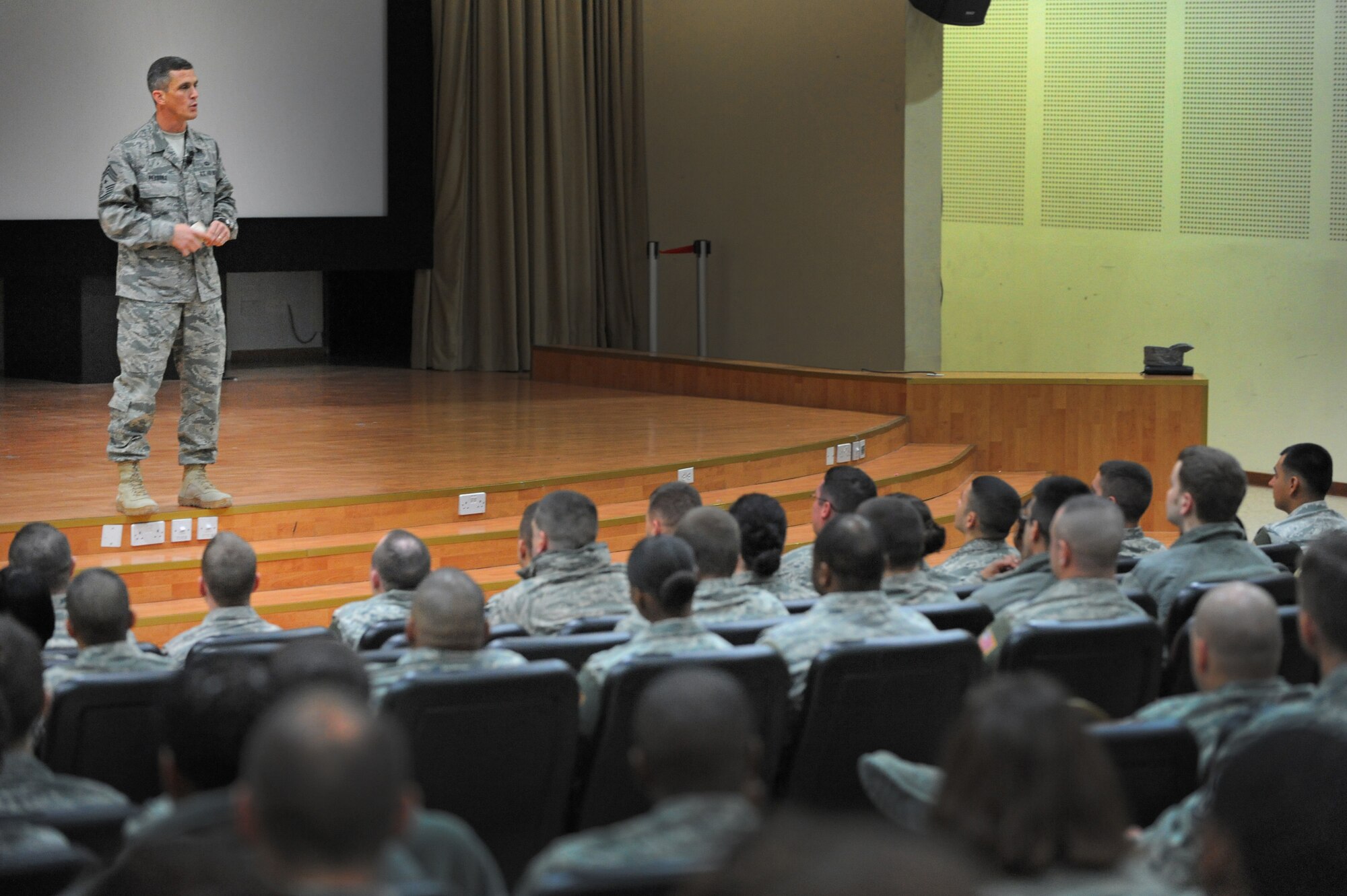 U.S. Air Forces Central Command Chief Master Sgt. Richard Parsons holds an enlisted call of 386th Air Expeditionary Wing Airmen during his first official visit here Feb. 11, since becoming the AFCENT Command Chief. (U.S. Air Force photo by Senior Airman Cynthia Spalding)