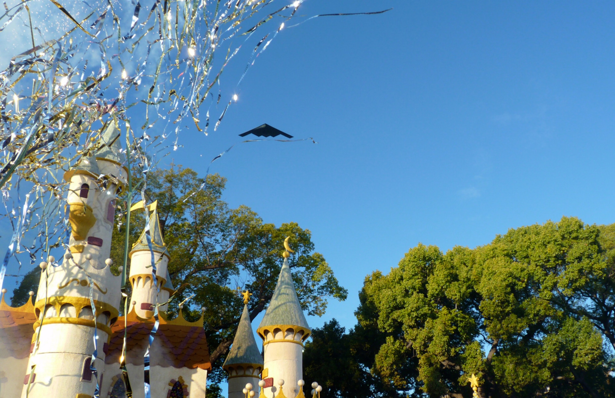 A B-2 from 509th Bomber Wing, Whiteman Air Force Base, Mo., performs the flyover above Pasadena's 122nd annual Tournament of Roses parade Jan. 1, 2011. (Photo by Tina Greer)