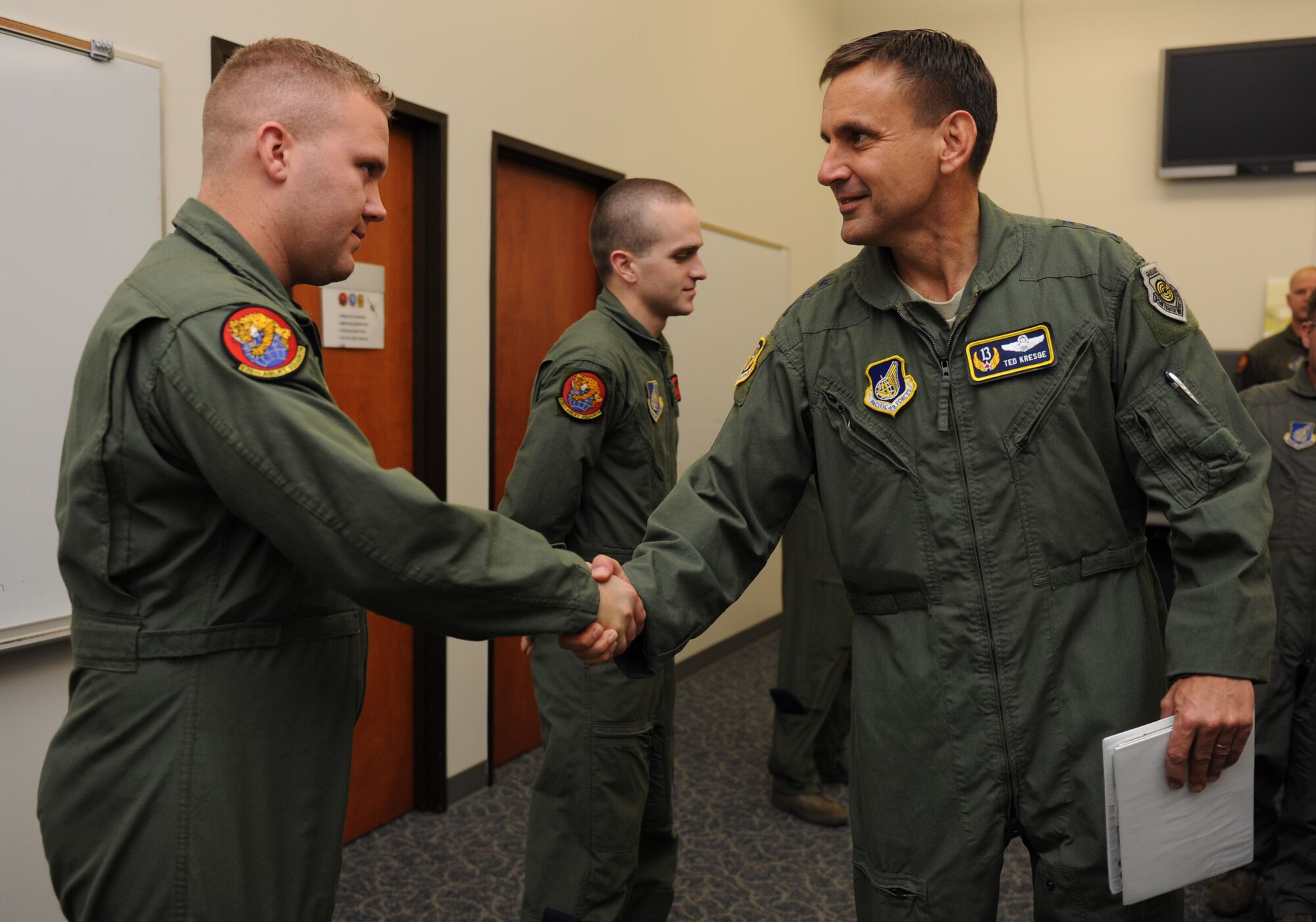 Lt. Gen. Ted Kresge, 13th Air Force commander, introduces himself to Staff Sgt. Brett Radziewicz, a C-17 loadmaster with the 535th Airlift Squadron, during a visit to the C-17 Operations building at the 15th Wing Jan. 4. General Kresge met with Airmen and learned the mission and functions of various units here during his visit to the wing. (U.S. Air Force photo/Airman 1st Class Lauren Main)