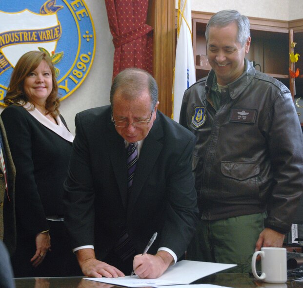 Michael Bissonnette, mayor of Chicopee, Mass., signs a Statement of Support as Kimberly Babin, Chicopee Veterans' Services Director, and Col. Robert Swain, 439th Airlift Wing commander look on, Jan. 4. (US Air Force photo/Master Sgt. Andrew Biscoe) 