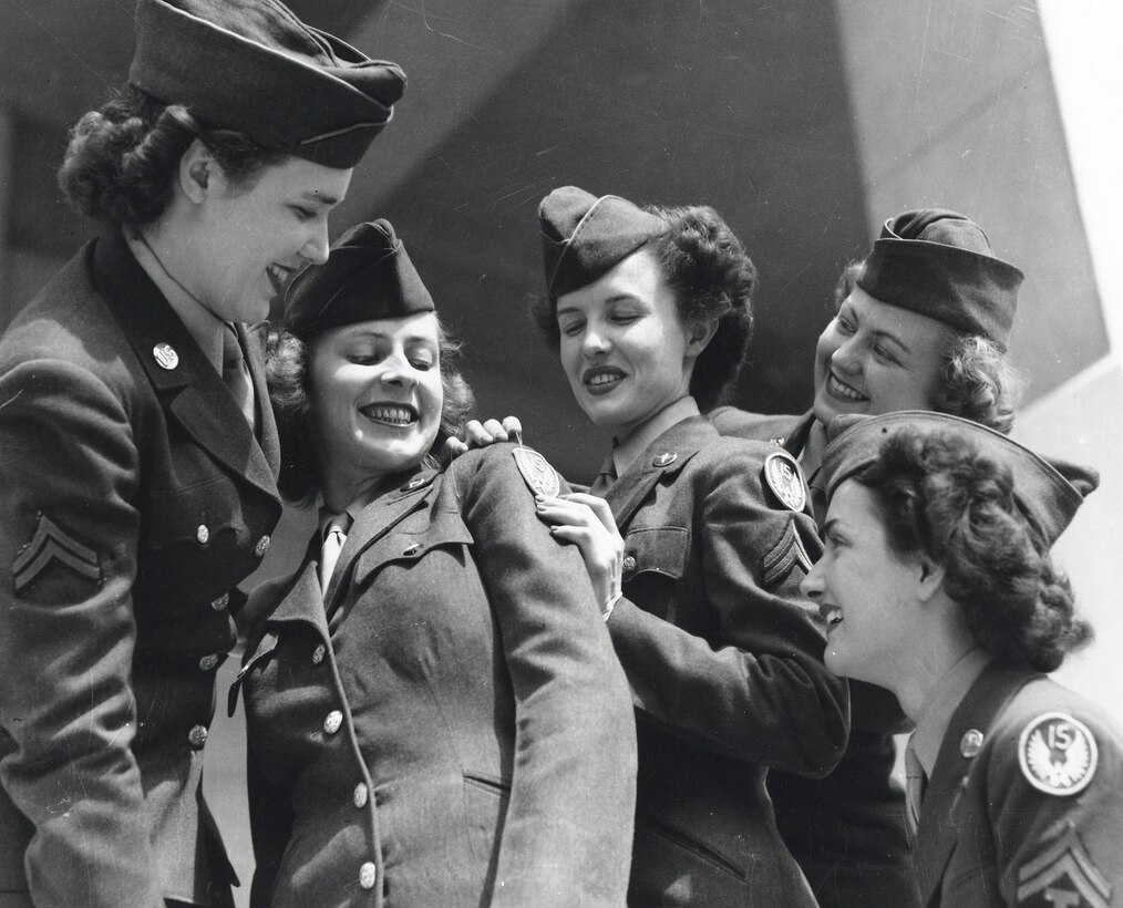 air-wacs-in-wwii-with-new-15th-af-shoulder-sleeve-insignia