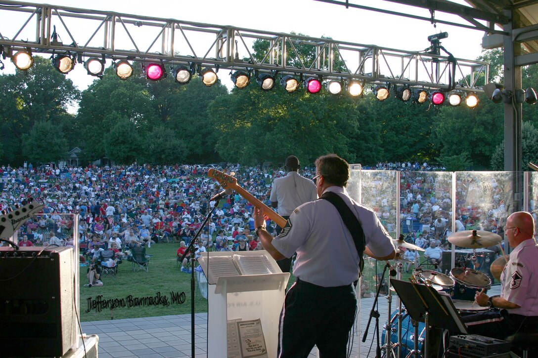 Master Sergeant Guy Cantonwine, a bassist with ‘Starlifter’, plays for hundreds of spectators at Jefferson Barracks in Missouri. Starlifter is the USAF Band of Mid-America’s top 40s/rock band, based out of Scott Air Force Base, Illinois.