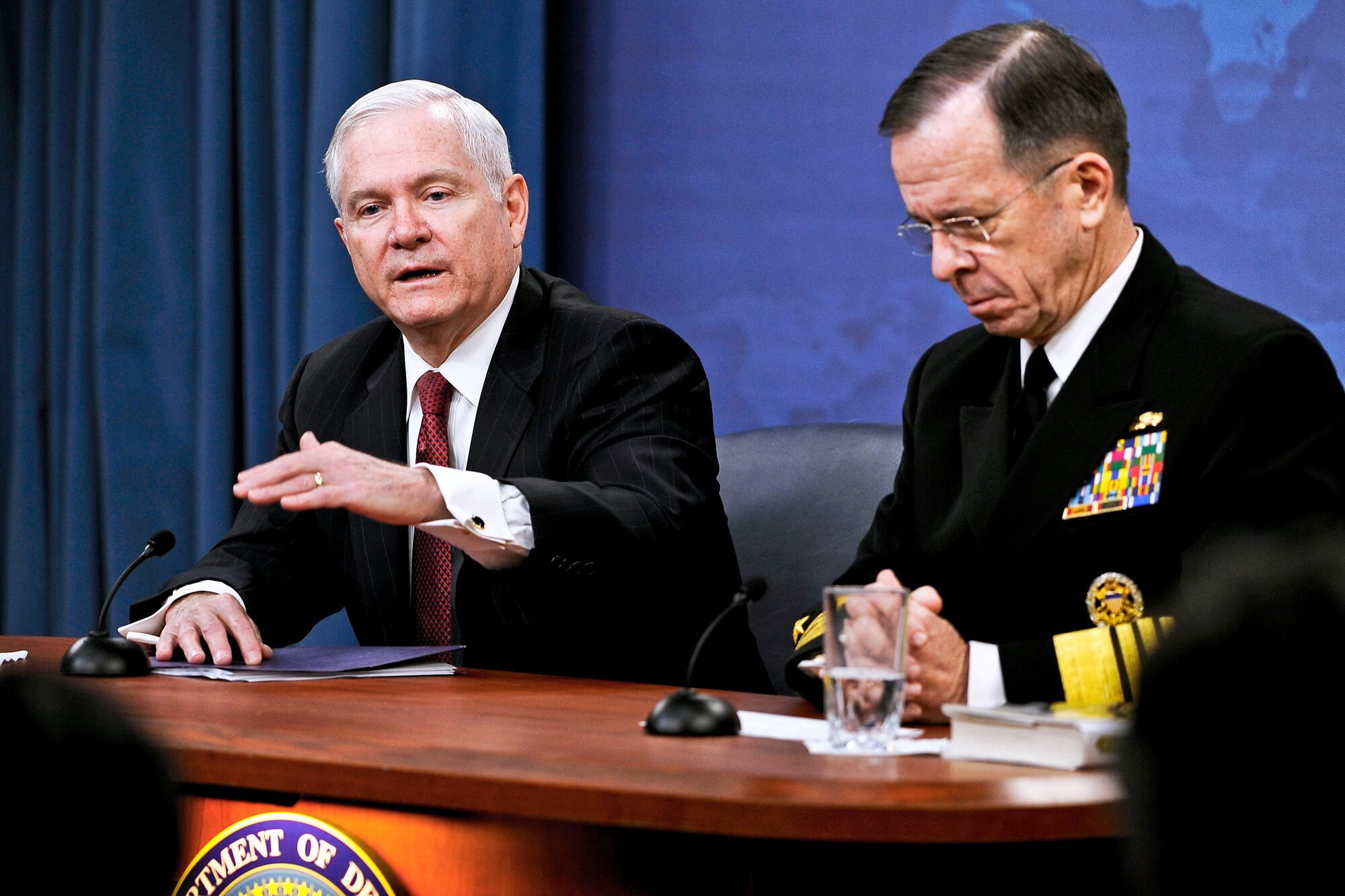 Defense Secretary Robert M. Gates makes a point during a Jan. 6, 2011, Pentagon news conference with Navy Adm. Mike Mullen, the chairman of the Joint Chiefs of Staff. (DOD photo/Air Force Master Sgt. Jerry Morrison)