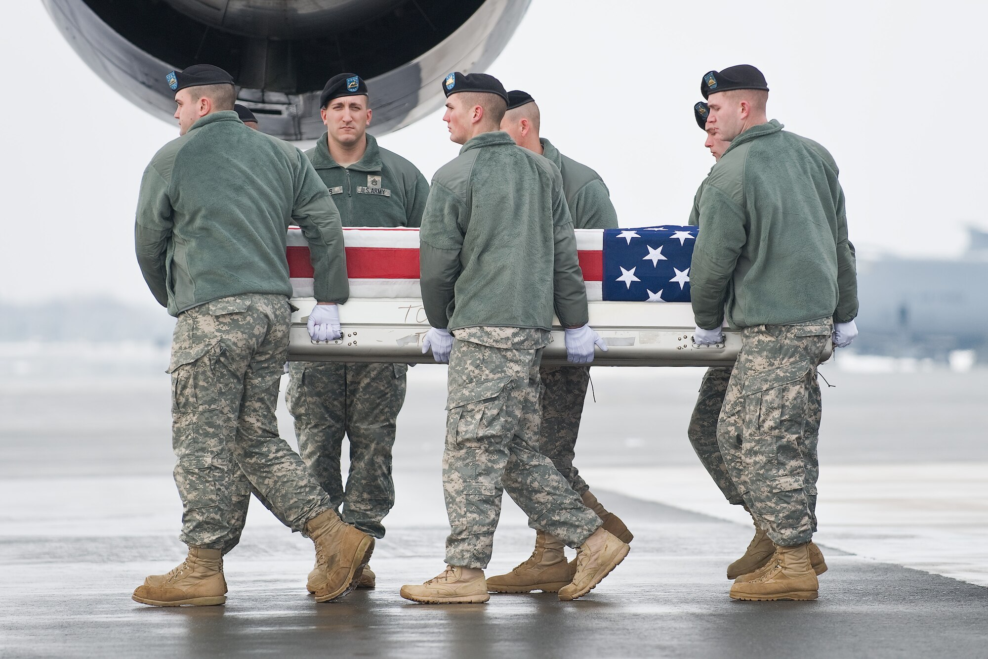 A U.S. Army carry team transfers the remains of Army Pfc. Robert J. Near, of Nampa, Idaho, at Dover Air Force Base, Del., Jan. 8, 2011. Near was assigned to Charlie Company, 86th Signal Battalion, Fort Huachuca, Ariz. (U.S. Air Force photo/Roland Balik)
