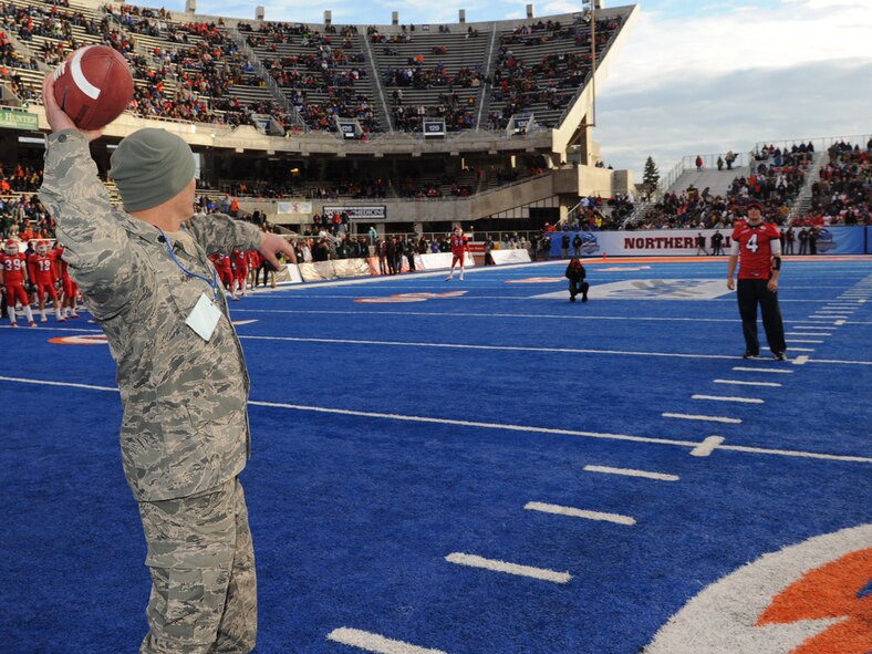 124th Mission Support Group Deputy Commander Lt Col Neal Murphy throws the "first pass" to Fresno State sophomore quarterback Derek Carr prior to the uDrove Humanitarian Bowl Dec. 18 at Bronco Stadium in Boise. Lt Col Murphy is a Fresno State alumn. The wing also supported the game with a four-ship flyover of A-10 aircraft. (US Air Force Photo by MSgt Tom Gloeckle)
