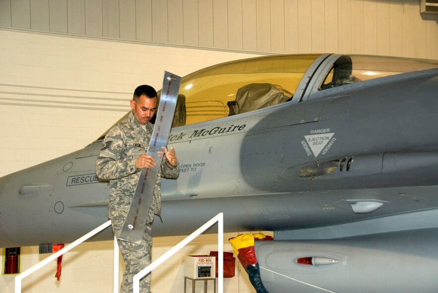 Tech. Sgt. Douglas Catlin, 162nd Fighter Wing crew chief, unveils the name of the new wing commander on the wing’s flagship F-16 Fighting Falcon, Jan. 8. (U.S. Air Force photo/Master Sgt. Dave Neve)
