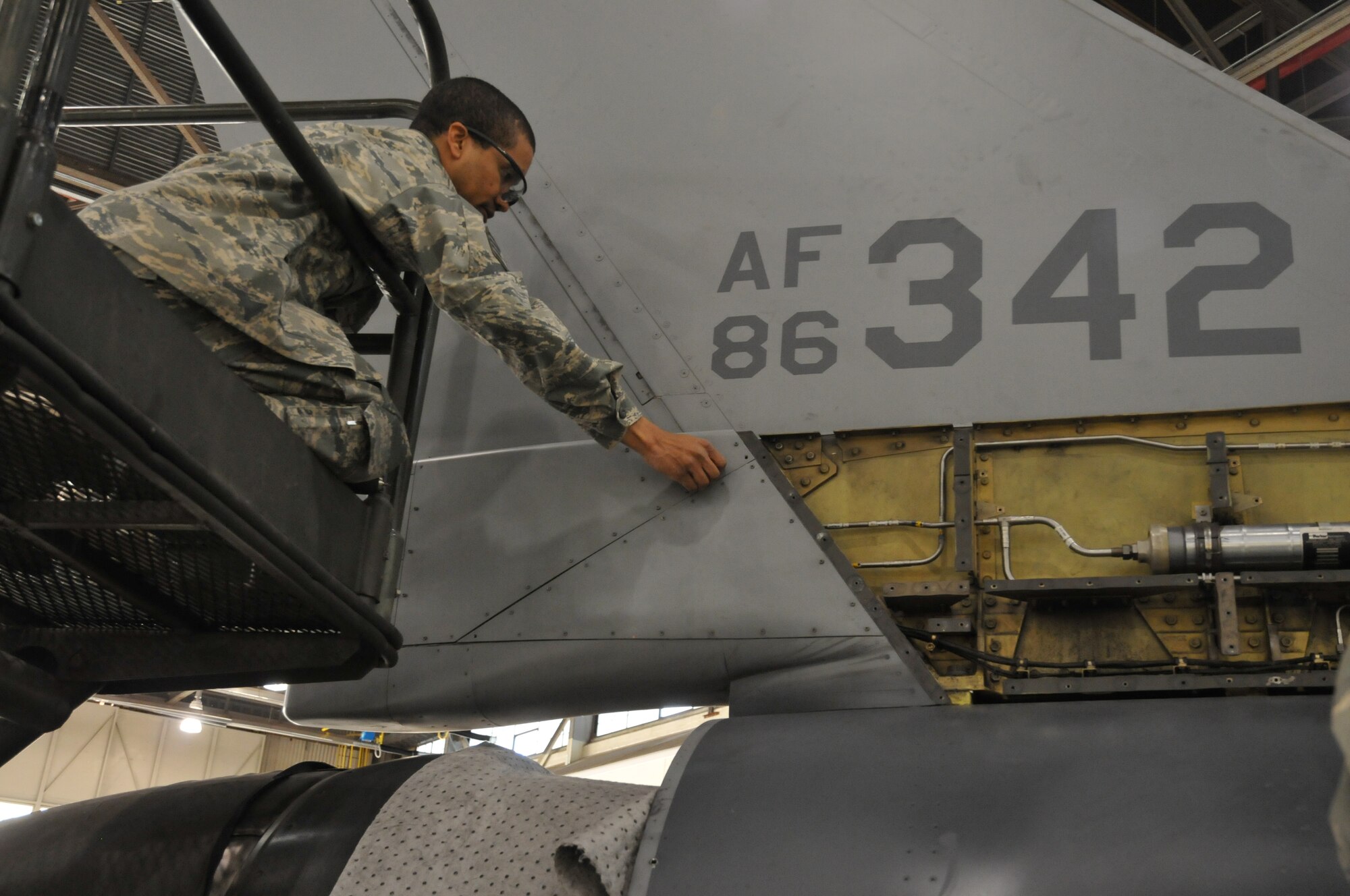 Staff. Sgt Ebon Mitchell,113th Wing maintenance group, District of Columbia Air National Guard, replaces F-16 body panels after a 300 hour phase inspection Jan. 7, 2011 at Joint Base Andrews, Md. (U.S. Air Force photo by Tech. Sgt William R. Parks)