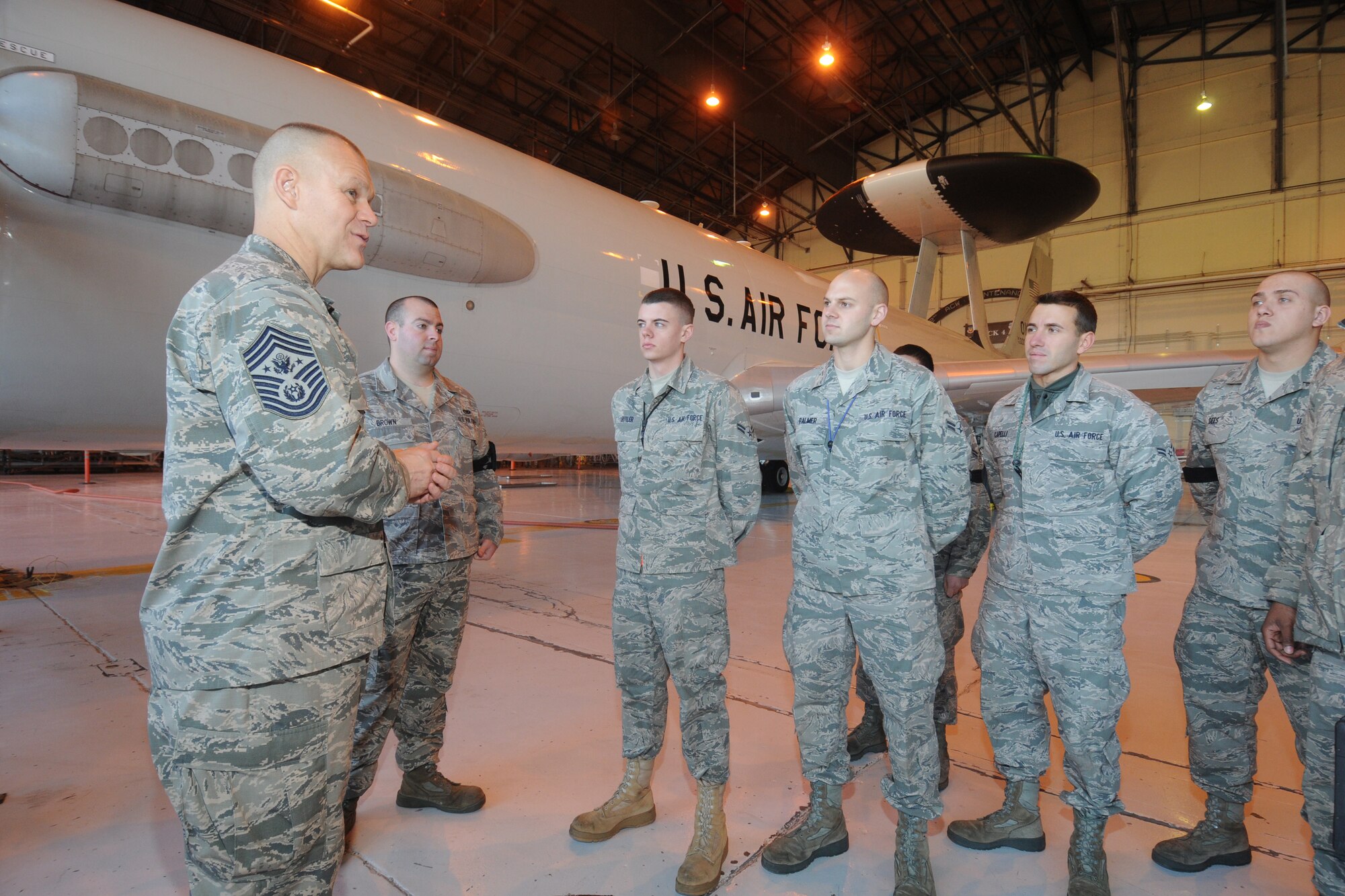 Chief Master Sgt. of the Air Force James Roy, speaks with Airmen from the
552nd Air Control Wing in an E-3 Sentry maintenance dock during his recent
visit to Tinker AFB, Okla. (Air Force photo by Dave Faytinger)
