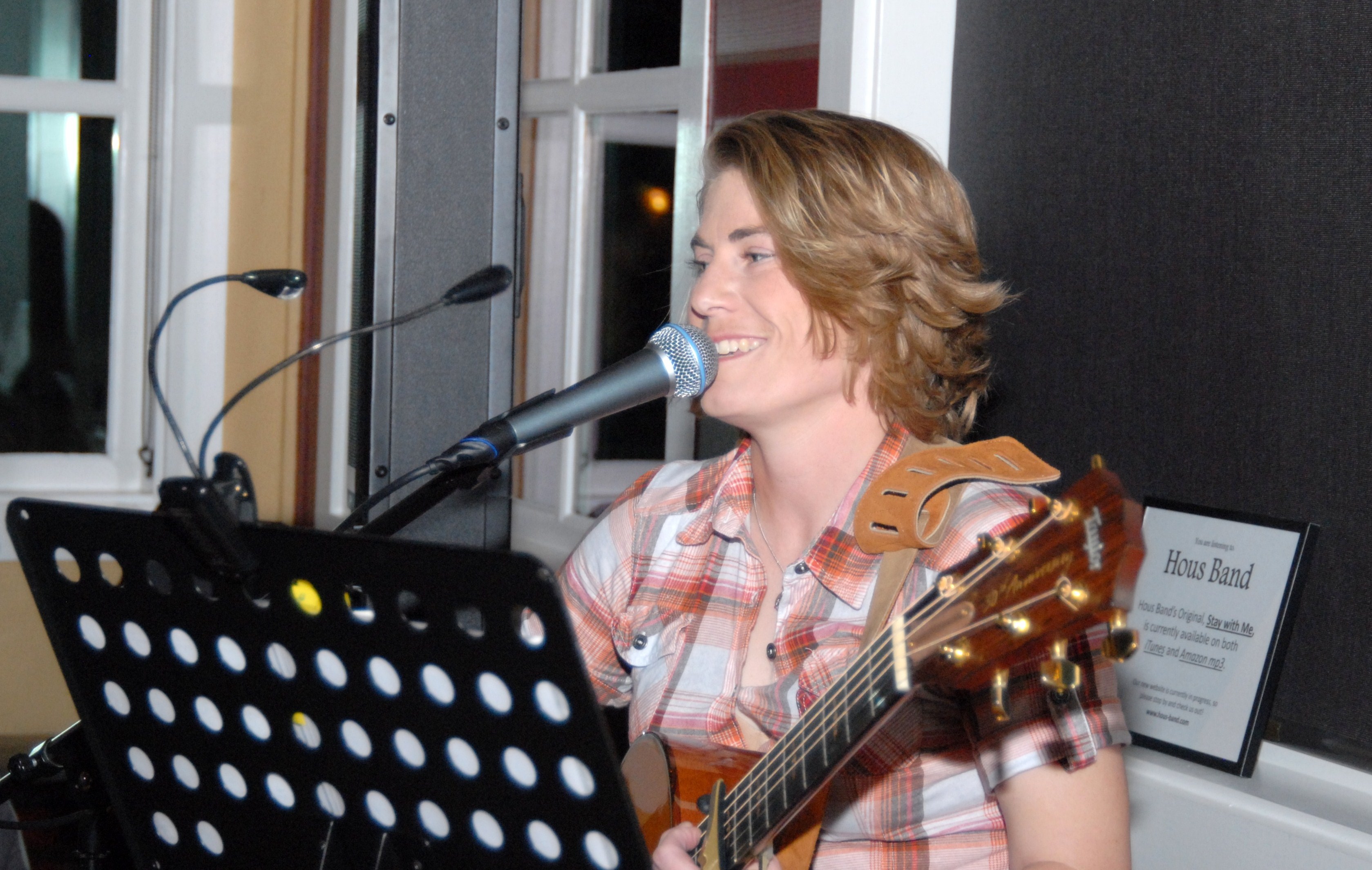 Edwards engineer wins hearts one song at a time > Air Force > Display