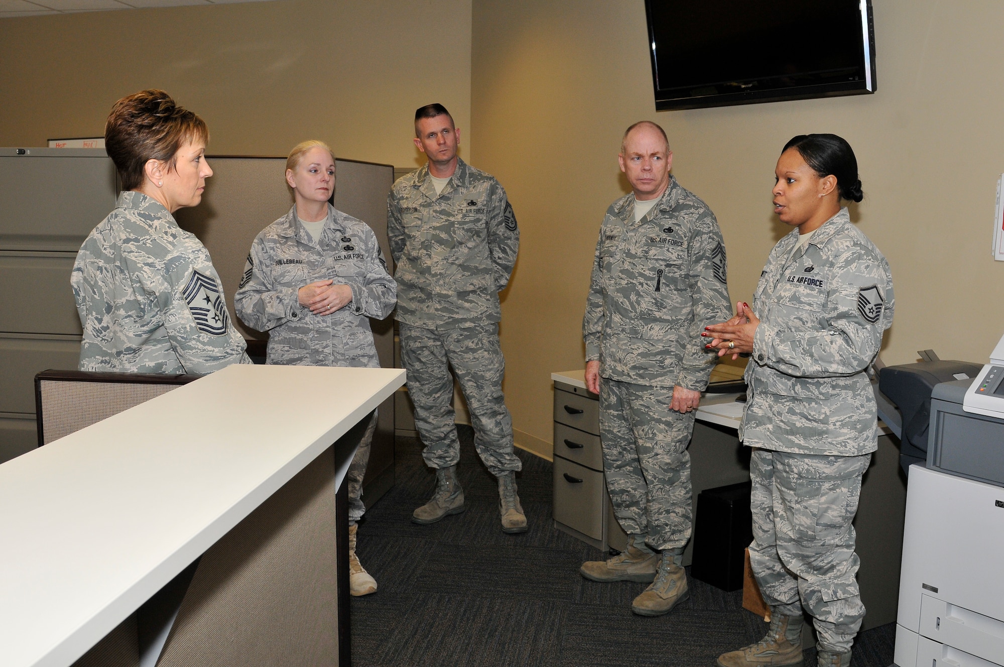 (From left:) Chief Master Sgt. Denise Jelinski-Hall, National Guard Bureau’s Senior Enlisted Leader, Senior Master Sgt. Sandra Guillebeau, Air Forces Northern Personnel Directorate, Senior Master Sgt. Thomas Fredrickson, AFNORTH First Sergeant, and Chief Master Sgt. Joseph Thornell, AFNORTH Command Chief, listen to a question from Master Sgt. Dionne Bennett, an AFNORTH personnelist. During her visit to the Component Numbered Air Force, Chief Jelinski-Hall toured AFNORTH facilities and met with the organization’s enlisted staff members Jan. 5, 2011. (U.S. Air Force Photo by Lisa Norman)

 
