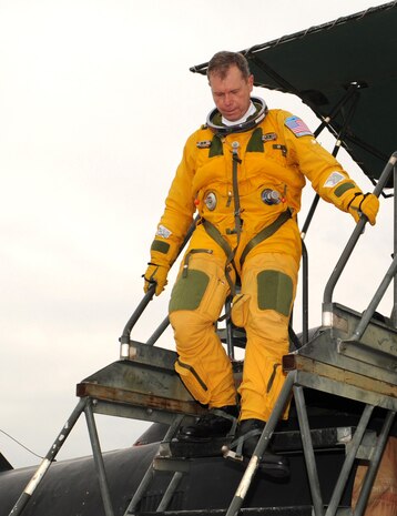 Gen. William M. Fraser III, commander of Air Combat Command, steps down from a U-2 Dragon Lady at Beale Air Force Base, Calif., Jan. 11, following a high-flight. General Fraser’s visit to Beale included an in-depth briefing on the 9th Reconnaissance Wing’s mission and meeting with Airmen to hear their concerns and questions. (U.S. Air Force photo/9th Reconnaissance Wing Public Affairs)