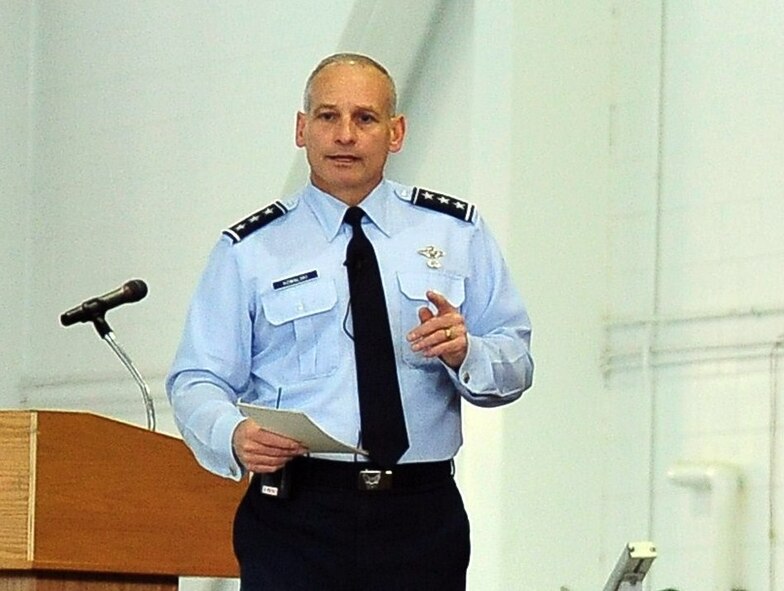 MINOT AIR FORCE BASE, N.D. -- Lt. Gen. James Kowalski, commander of Air
Force Global Strike Command, speaks to Team Minot Airmen during his visit
here Jan. 10. General Kowalski visited the base for the first time since
assuming command of AFGSC at Barksdale AFB, La., on Jan. 6. (Courtesy Photo)
