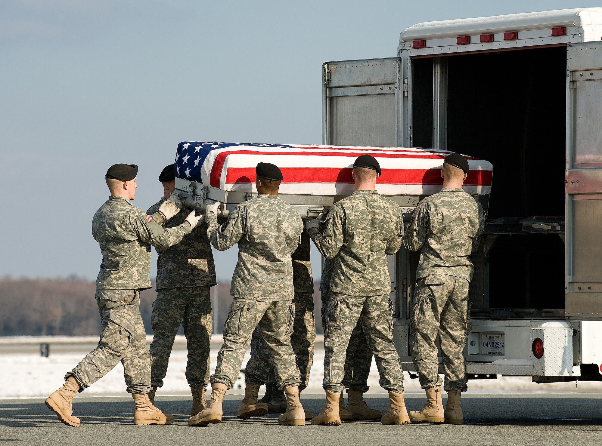 A U.S. Army carry team transfers the remains of Army Maj. Evan J. Mooldyk of Rancho Murieta, CA., at Dover Air Force Base, Del., Jan. 14, 2011.    (U.S. Air Force photo/Jason Minto)