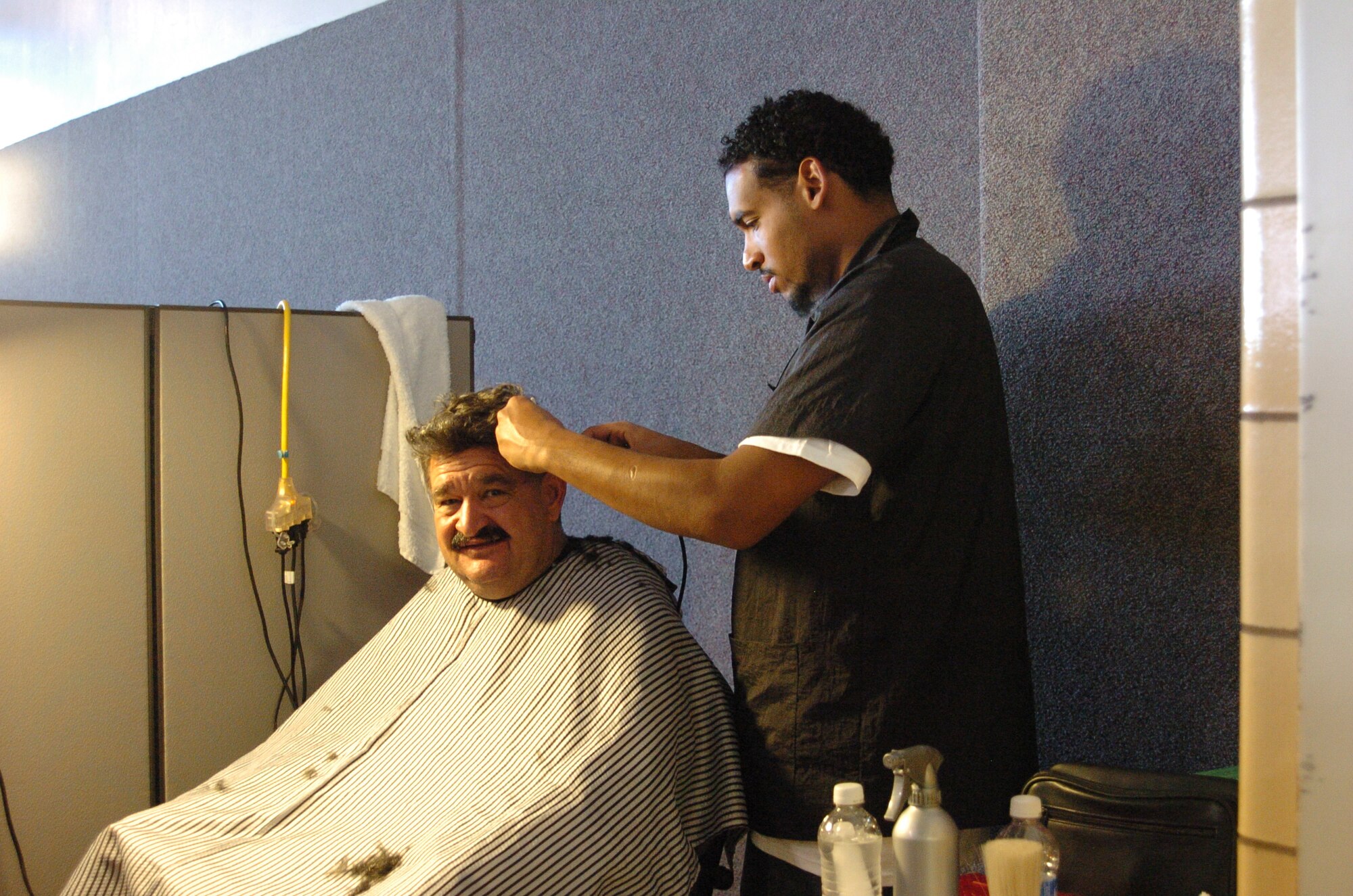 Omar Eeda, student at Salt Lake Community College, gives Michael Williams, Navy veteran, a haircut at the Salt Lake City Homeless Veteran's Stand Down Nov. 5. (U.S. Air Force photo by Airman 1st Class Melissa Dearstone)