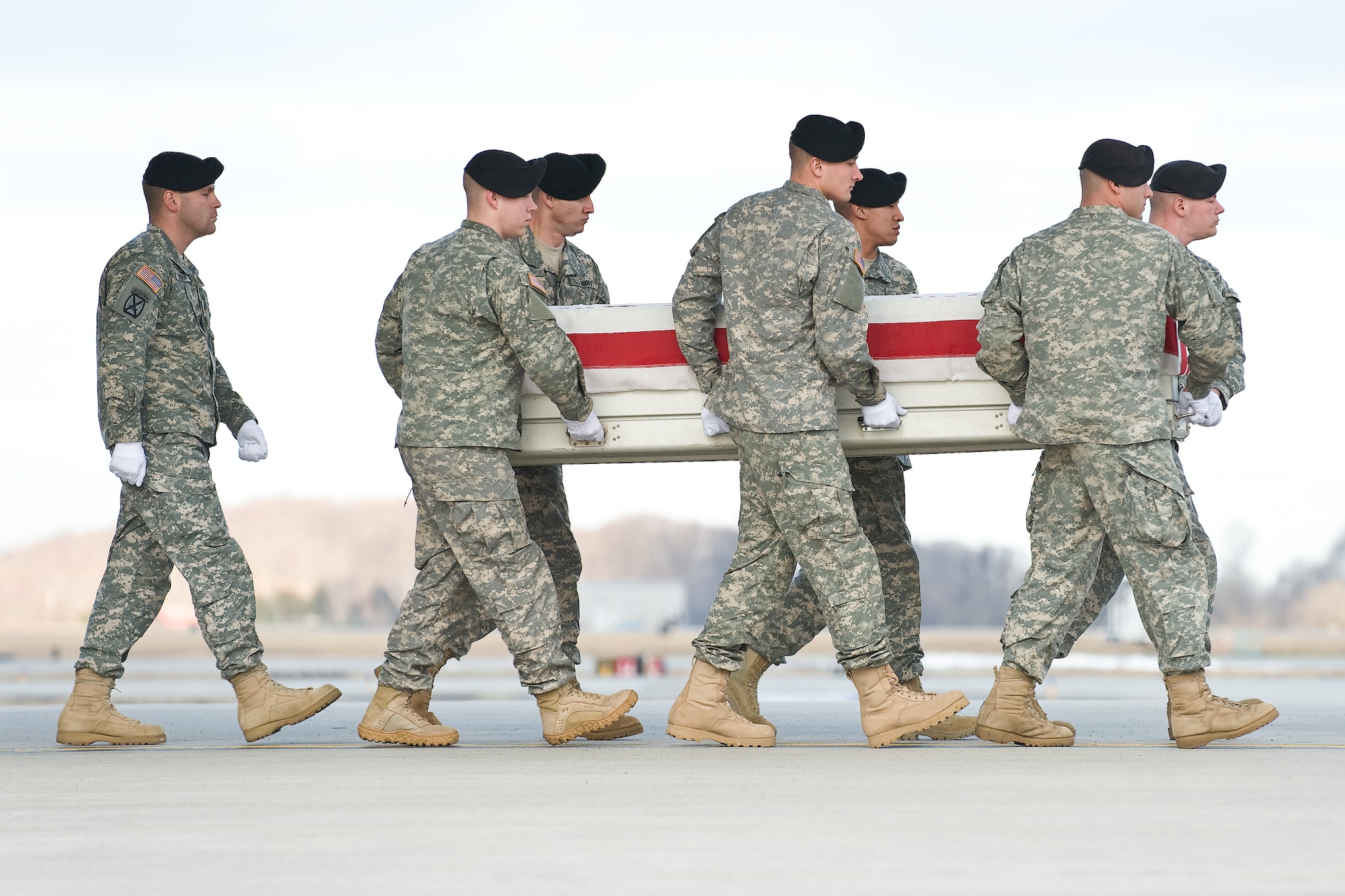 A U.S. Army carry team transfers the remains of Army Maj. Michael S. Evarts, of Concord, Ohio, at Dover Air Force Base, Del., Jan. 19, 2011. Evarts was assigned to the 256th Combat Support Hospital, Twinsburg, Ohio. (U.S. Air Force photo/Roland Balik)