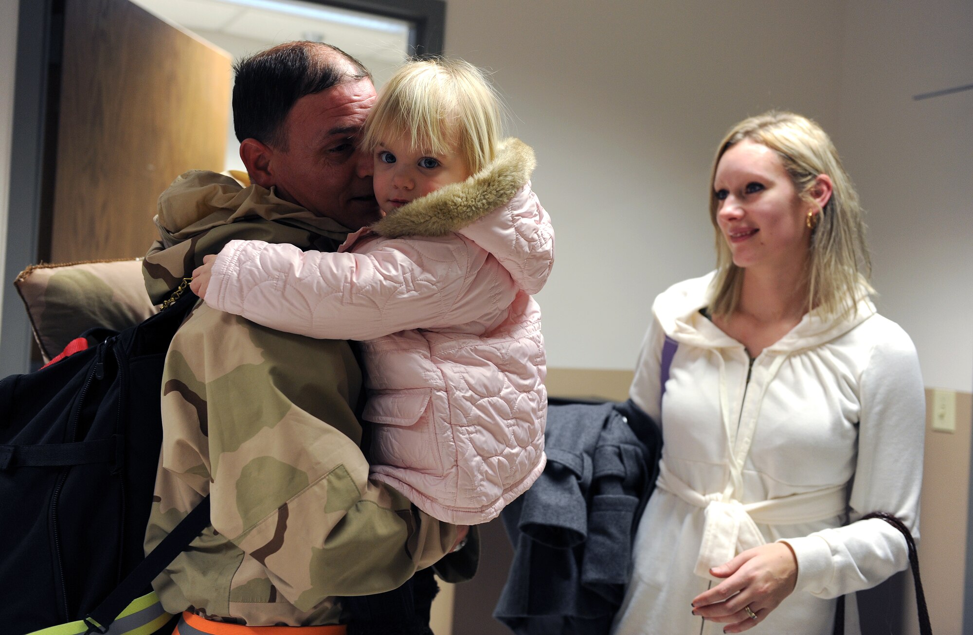Reese Ransburgh gives hugs and kisses to her dad, Master Sgt. Randall Ransburgh, a 53rd Airlift Squadron loadmaster, Jan. 20, 2011, at the 19th Logistics Readiness Squadron passenger terminal on Little Rock Air Force Base, Ark. (Air Force photo by Airman 1st Class Ellora Stewart)