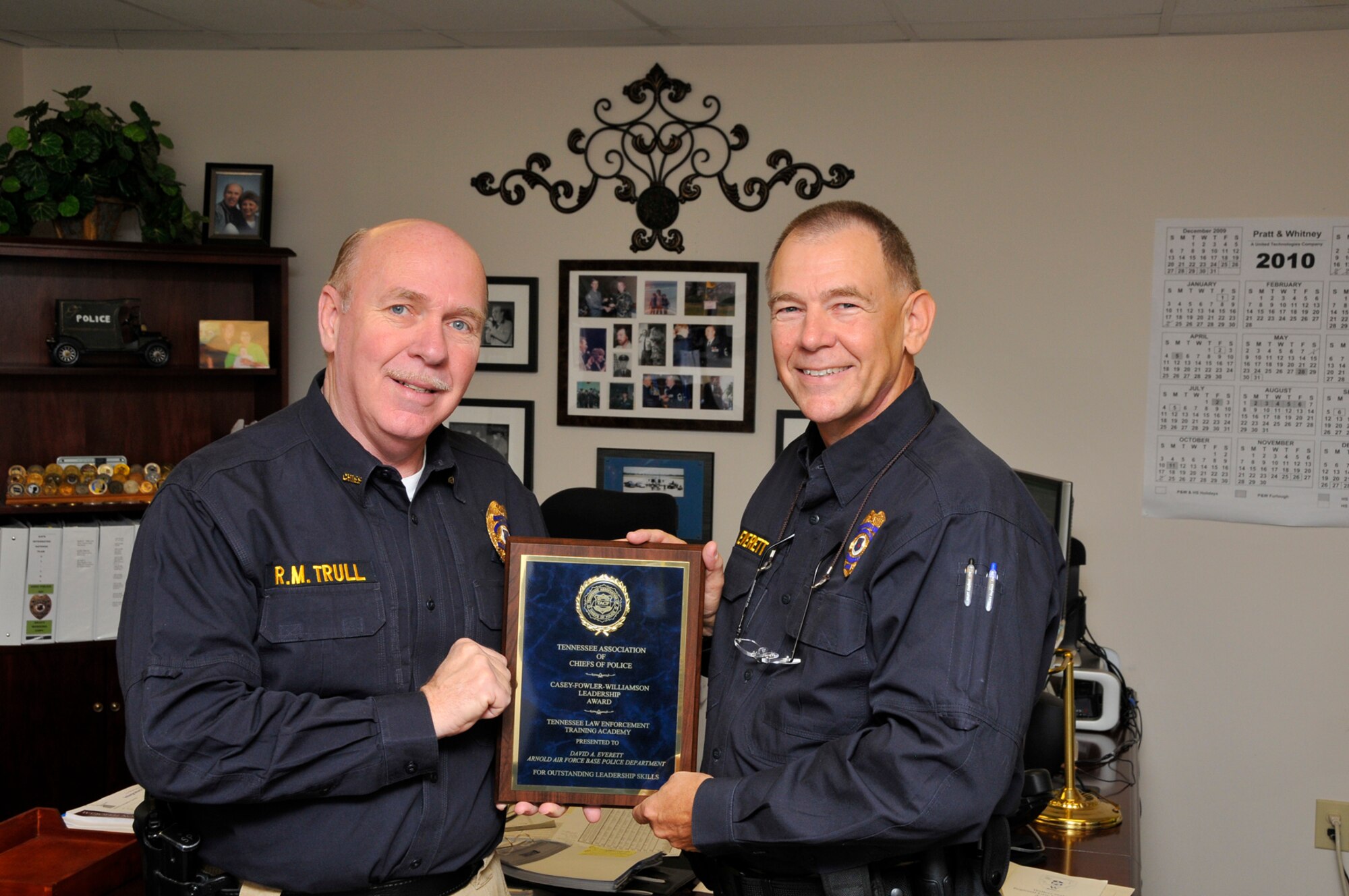 Arnold Police Chief Richard Trull and Lt. Dave Everett display the Tennessee Association of Chiefs of Police Casey-Fowler-Williamson Leadership Award Dec. 22. Everett received the honor Dec. 3 after successfully completing the East Tennessee Regional Law Enforcement Academy at Walters State Community College. (Photo by Rick Goodfriend)