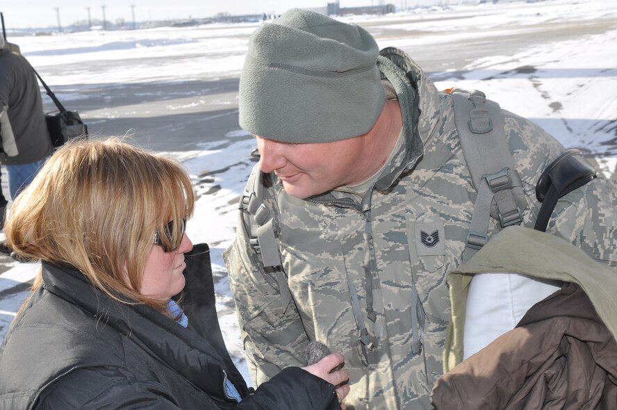 934th Maintenance Squadron members return after being deployed to Southwest Asia. Minneapolis-St. Paul IAP ARS, Minn. (Air Force Photo/Tech. Sgt. Bob Sommer)