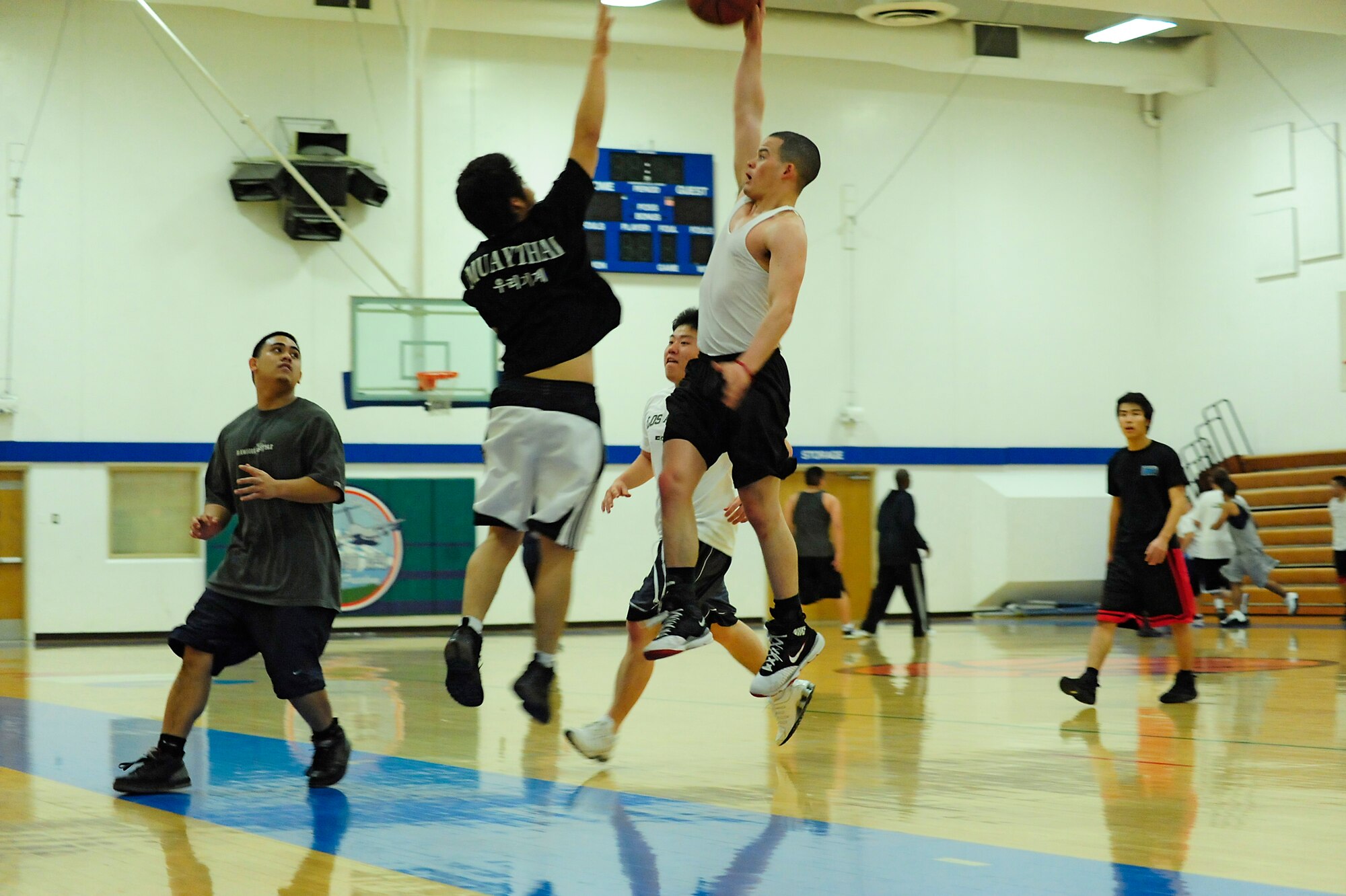 Airmen and Soldiers play basketball at the Joint Base Lewis-McChord Fitness Center gymnasium at McChord Field, JBLM, Wash. The intramural basketball league involves teams comprised of Airmen, Soldiers, Marines and civilians. (USAF photo/Adamarie Lewis Page)
