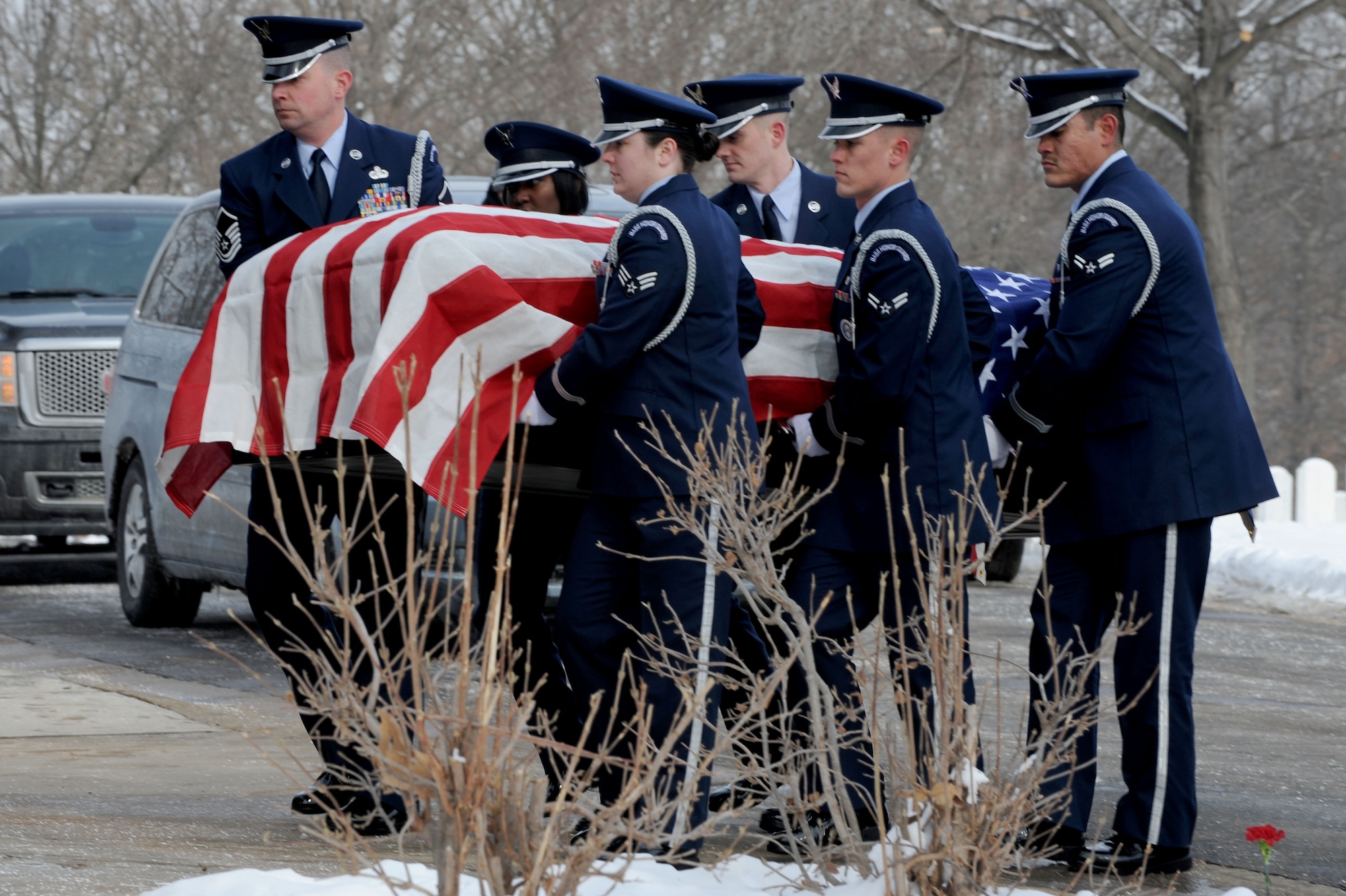 Members of the 375th Air Mobility Wing Honor Guard carry a casket containing the remains of a deceased veteran during a funeral procession, Jan. 21, 2010 at the Jefferson Barracks National Cemetery, Mo. The Scott Honor Guard performs numerous details for veterans at this cemetery as well as covering funerals throughout a four state region. Airmen of all ranks and units are assigned to the Honor Guard for four months at a time. (U.S. Air Force photo/Staff Sgt. Brian J. Valencia)