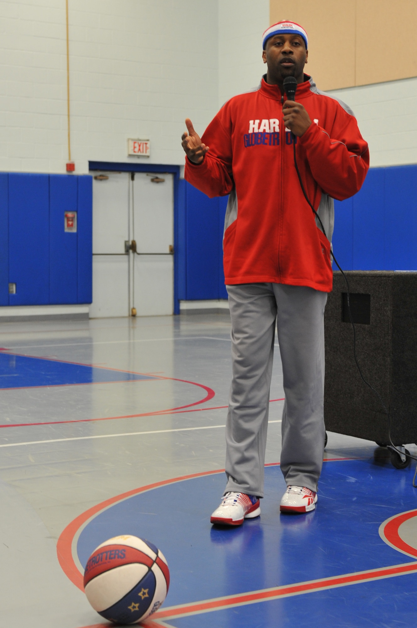 Harlem Globetrotter Aundre “Hot Shot” Branch talks to base children at the Youth Center, at Little Rock Air Force Base, Ark., Jan. 21, 2011. As a Harlem Globetrotter one of Hot Shot’s responsibilities is to reach out to the fans, and talked to them about what it takes to be a Harlem Globetrotter. (U.S. Air Force photo by Airman 1st Class Rusty Frank)