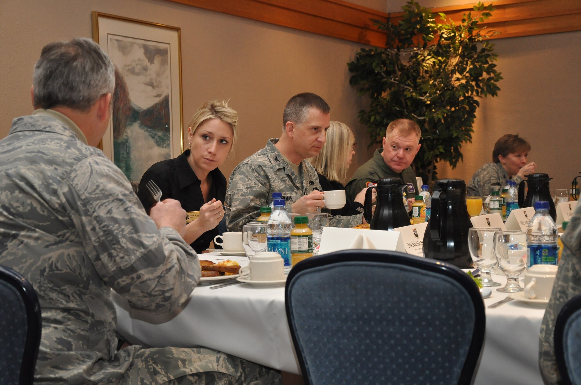 Military leaders from the Air Force Reserve, Air National Guard, Navy and Army Reserve discuss current issues over breakfast with congressional military liaisons from Minnesota congressional and senate offices Jan. 26.The semi-annual events are used as an information sharing forum between the military and their representatives.(Air Force Photo/Tech. Sgt. Bob Sommer)