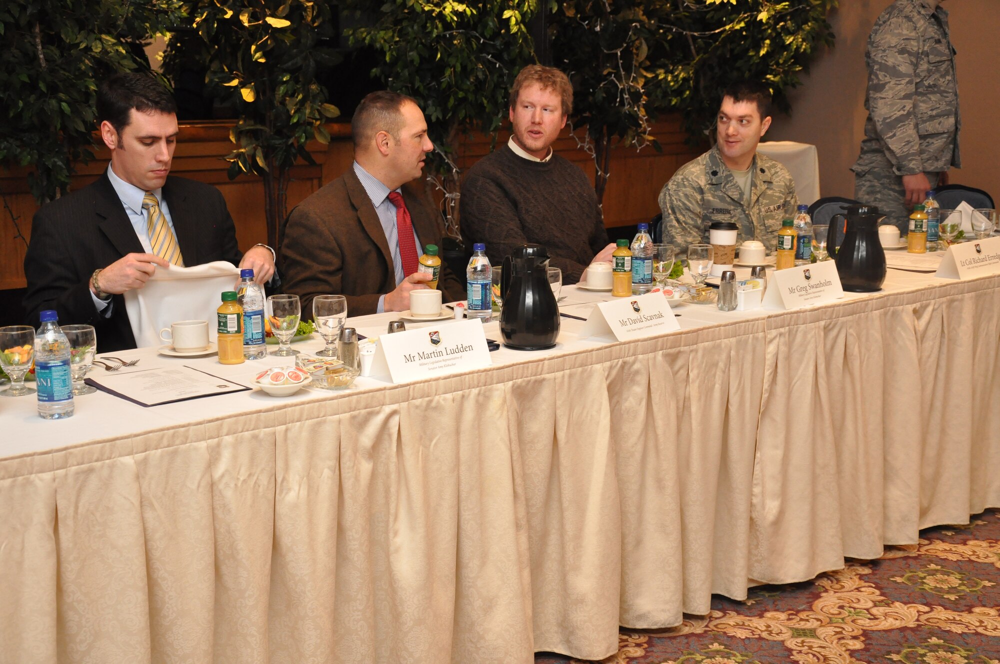 Military leaders from the Air Force Reserve, Air National Guard, Navy and Army Reserve discuss current issues over breakfast with congressional military liaisons from Minnesota congressional and senate offices Jan. 26.The semi-annual events are used as an information sharing forum between the military and their representatives.(Air Force Photo/Tech. Sgt. Bob Sommer)