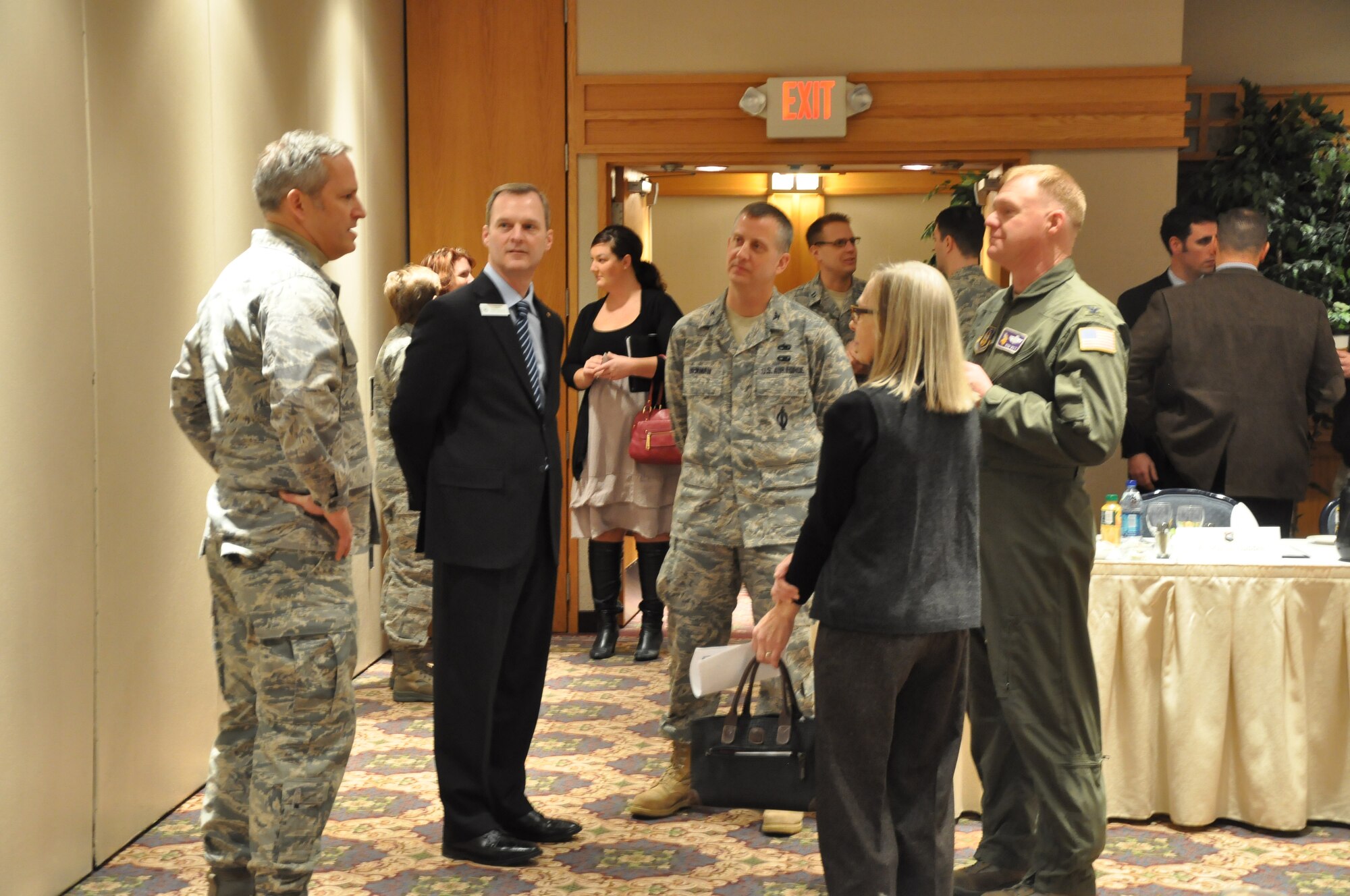 Military leaders from the Air Force Reserve, Air National Guard, Navy and Army Reserve discuss current issues over breakfast with congressional military liaisons from Minnesota congressional and senate offices Jan. 26.The semi-annual events are used as an information sharing forum between the military and their representatives.(Air Force Photo/Tech. Sgt. Bob Sommer)