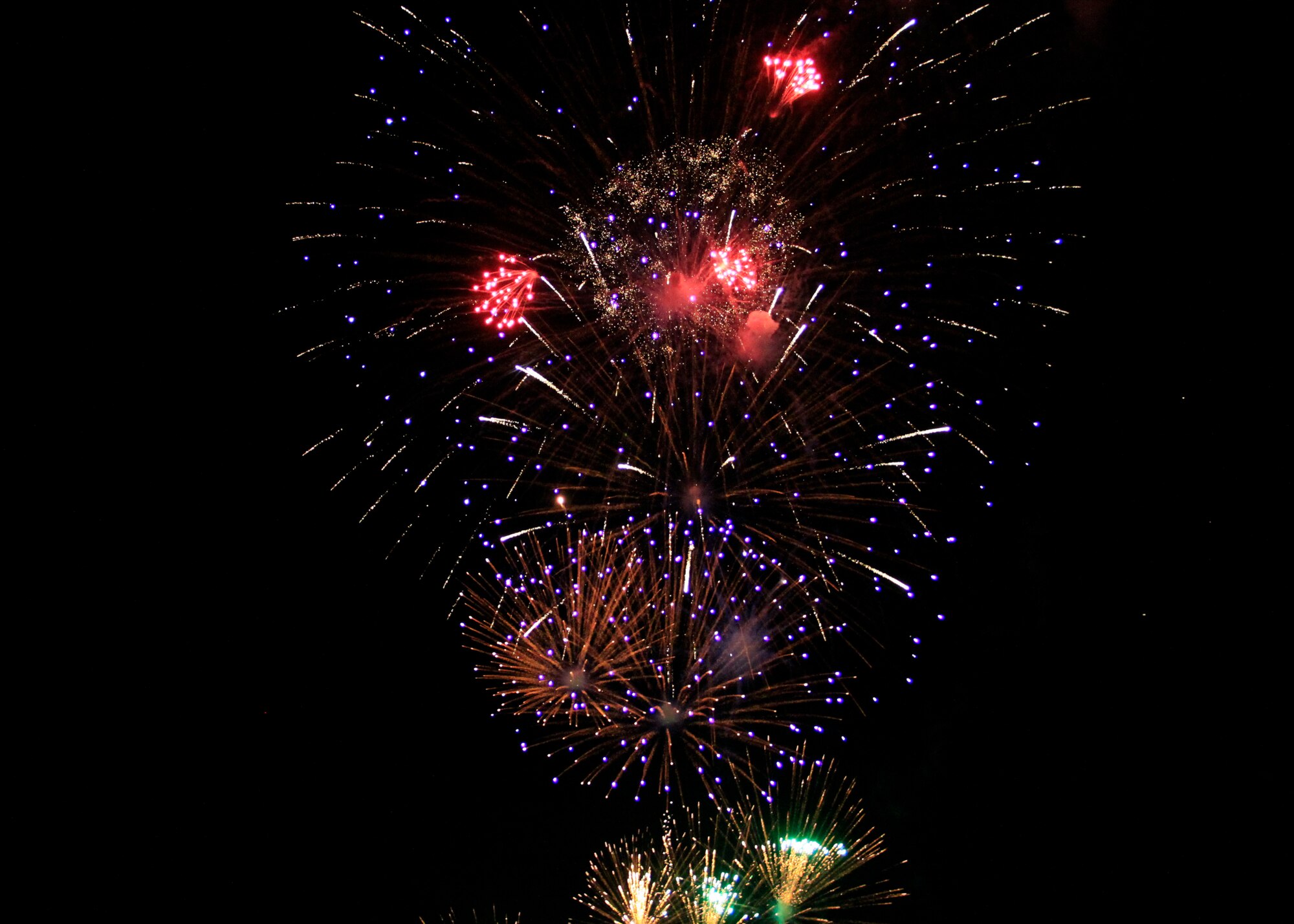 HOMESTEAD AIR RESERVE BASE, Fla. -- The night sky over Homstead ARB lit up with rocket's red glare during it's second annual 4th of July celebration. More than 1500 people attended the event, six times the amount from the previous year. (US Air Force photo/Mr. Ian Carrier)