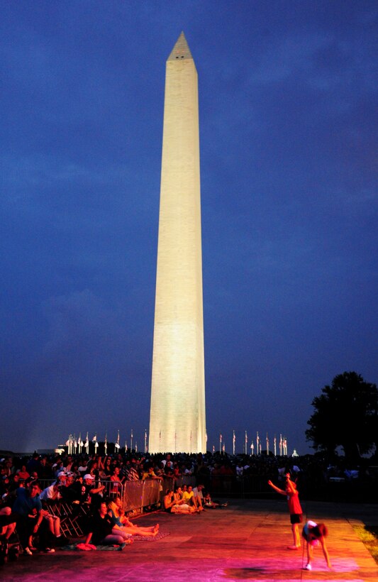 Crowds listened and danced to the music during an Independence Day celebration by the U.S. Air Force Band with special guest Jo Dee Messina at the Washington Monument July 4. Tens of thousands of guests attend the event at National Mall including distinguished visitors, ?Wounded Warriors? from Walter Reed Army Medical Center. (U.S. Air Force photo / Staff Sgt. Nichelle Anderson) 