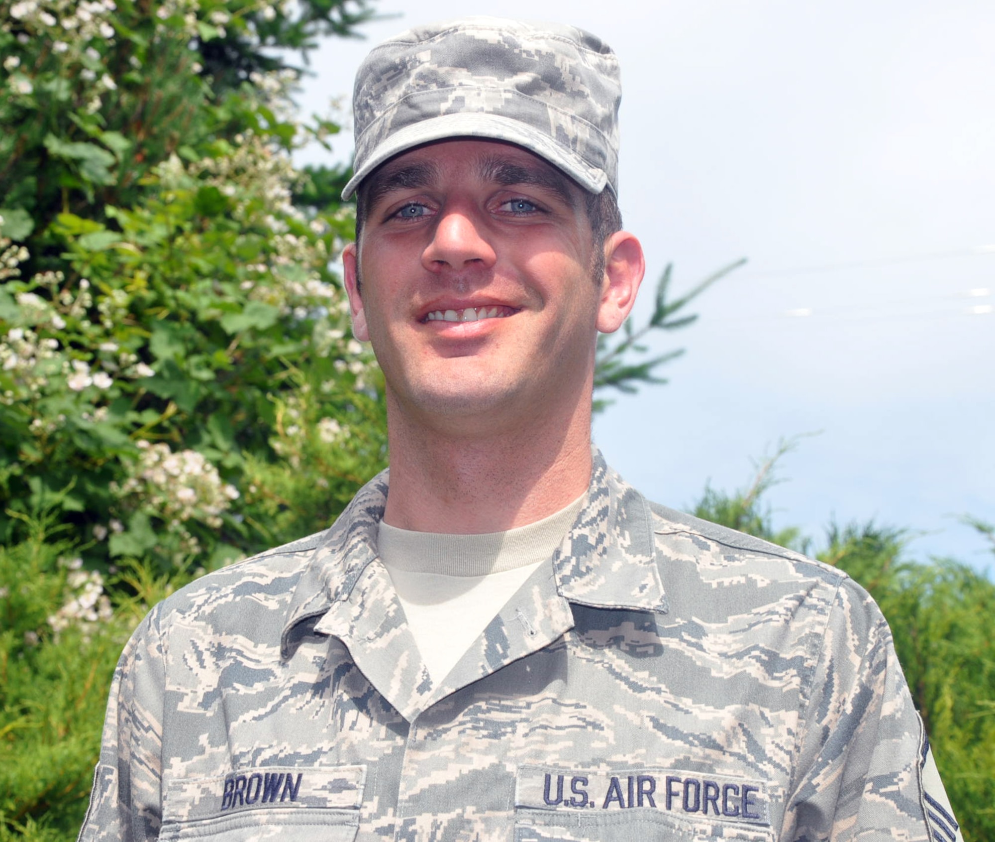 Master Sgt. Chris Brown, Western Recruiting Squadron recruiter, Tacoma, Wash., sets high personal goals and delivers solid results.  In his first recruiting year, the Reservist exceeded his recruiting command goals by 152% with more than 35 enlistments or accessions.  (U.S. Air Force photo by Tech. Sgt. Elizabeth Moody)