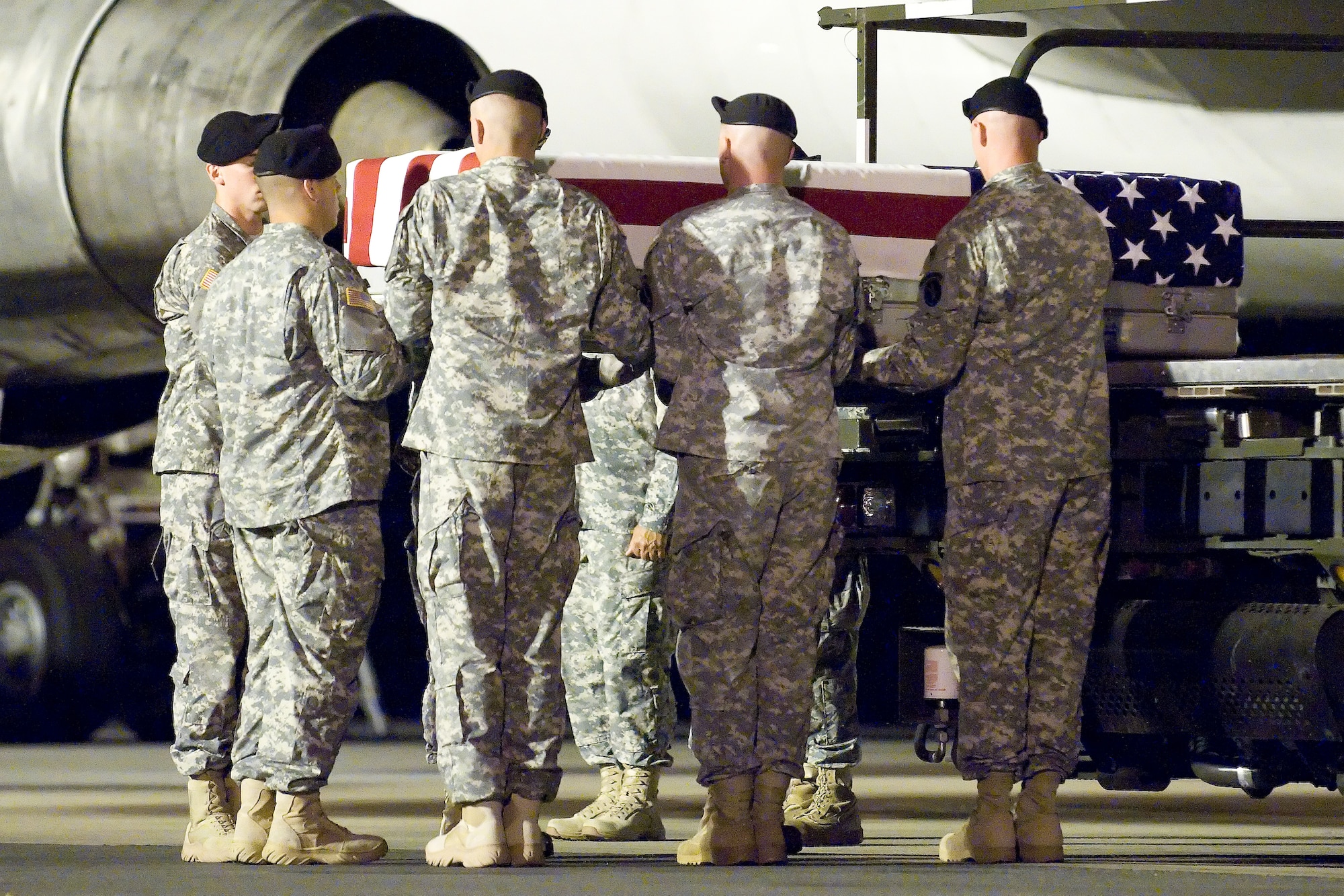 A U.S. Army carry team transfers the remains of Army Spc. Nicholas W. Newby of Coeur d'Alene, Idaho, at Dover Air Force Base, Del., July 9, 2011. Newby was assigned to the 145th Brigade Support Battalion, 116th Cavalry Heavy Brigade Combat Team, Post Falls, Idaho. (U.S. Air Force photo/Adrian Rowan)
