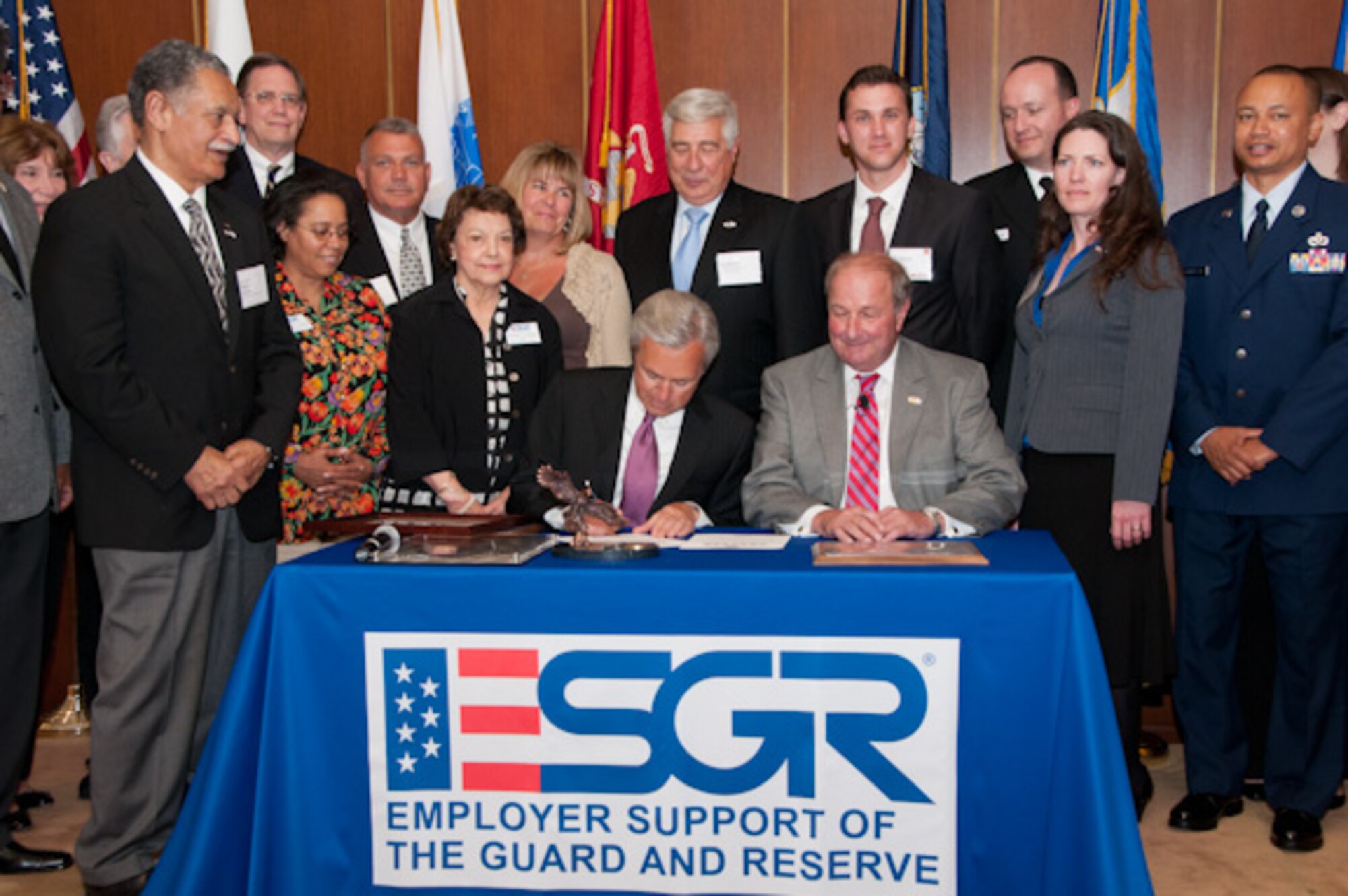 John Stumpf, Chairman and CEO of Wells Fargo & Company, signs a Statement of Support for the Guard and Reserve on July 6, 2011, at the Wells Fargo corporate office in San Francisco. Command Chief Master Sgt. Jason Henderson (far right), a 940th Wing Reservist and vice president of the company's Mid-Valley Commercial banking office, attended the signing ceremony. (Courtesy photo)  