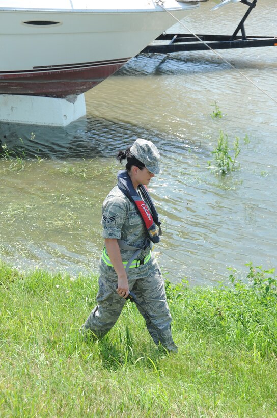 Senior Airman Sara Chadwick, a 22-year-old Madison, Neb., native, a medical technician with the Lincoln-based 155th Air Refueling Wing, inspects a portion of levee near Omaha’s now-flooded Freedom Park June 30. Chadwick is one of 28 Nebraska Air National Guardsmen that volunteered to serve on state active duty in the Nebraska National Guard’s ongoing response to the 2011 flood (Army photo by Sgt. Koan Nissen).