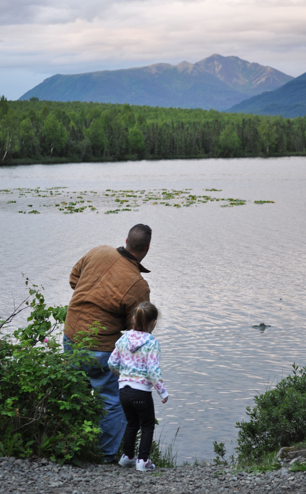 Members of the Colwell family enjoy skipping stones while awaiting a fi reworks
show on Independence Day. See more photos on JBER’s Facebook at www.facebook.
com/JBERAK. (Photo courtesy of Arctic Warrior readers)