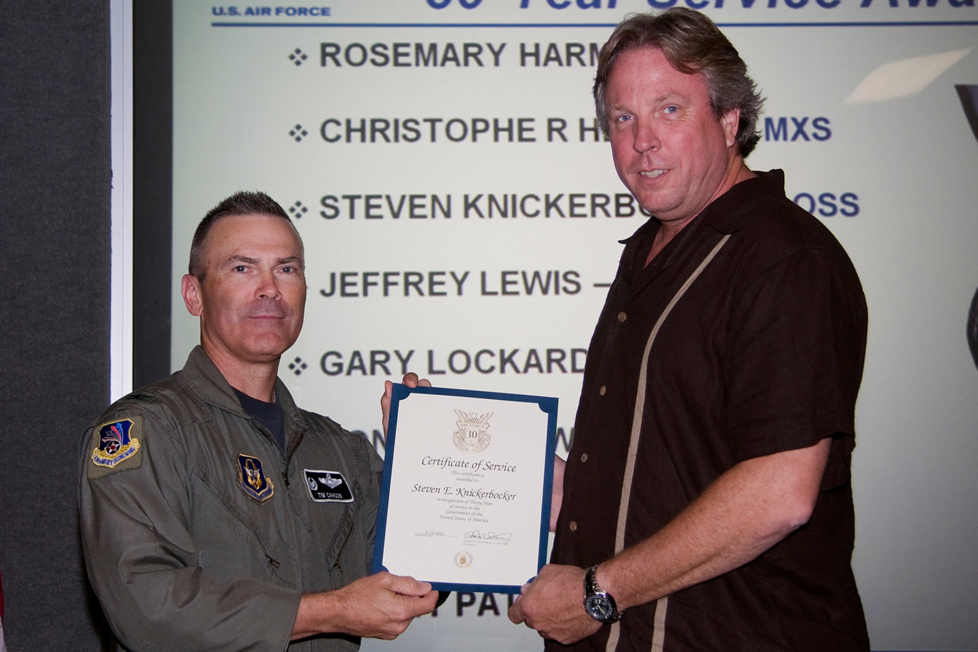 GRISSOM AIR RESERVE BASE, Ind. -- Steven Knickerbocker, a supervisory air traffic controller with the 434th Operations Support Squadron, receives his certificate of recognition for completing 30 years of federal civil service from Col. William T. "Tim" Cahoon, 434th Air Refueling Wing commander. Knickerbocker, along with several other Grissom civil service employees were recognized during a civilian commander's call held here recently. (U.S. Air Force photo/Tech. Sgt. Mark R. W. Orders-Woempner)
