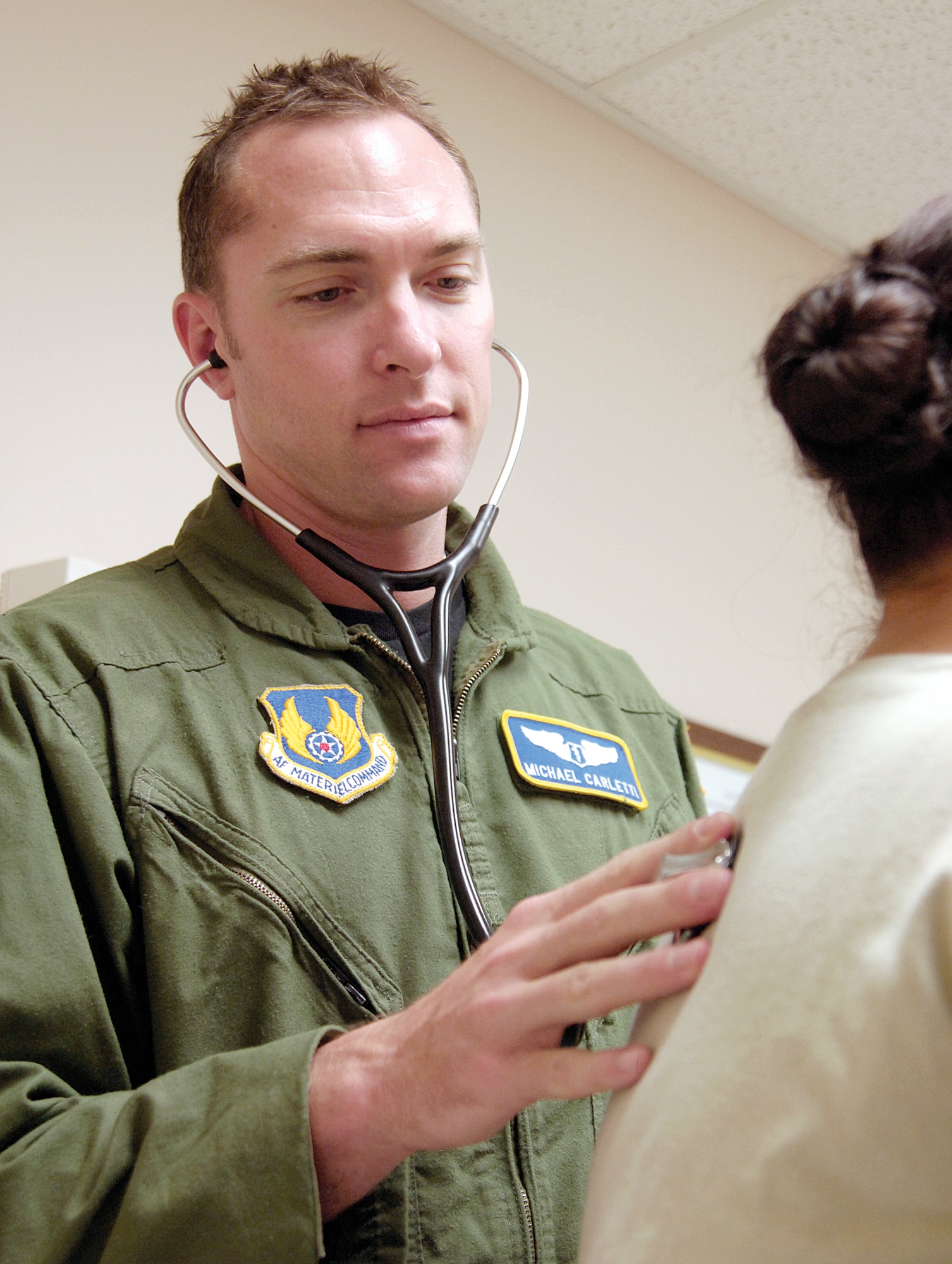 Capt. (Dr.) Michael Carletti, a flight surgeon in Tinker’s 72nd Aerospace Medical Squadron, will exchange his green flight suit in October for the familiar blue flight suit of the Air Force Thunderbirds, becoming the team’s flight surgeon and Thunderbird No. 9. (Air Force photo by Margo Wright)