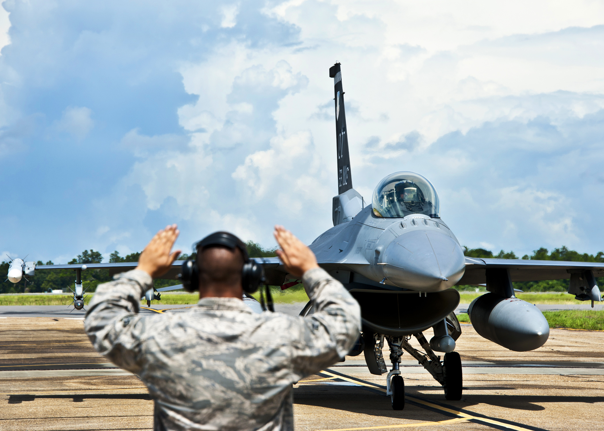 飛行機　軍人　M−331 DVIDS - Images - VMFA 312 land at MCAS Iwakuni [Image 1 of 4]