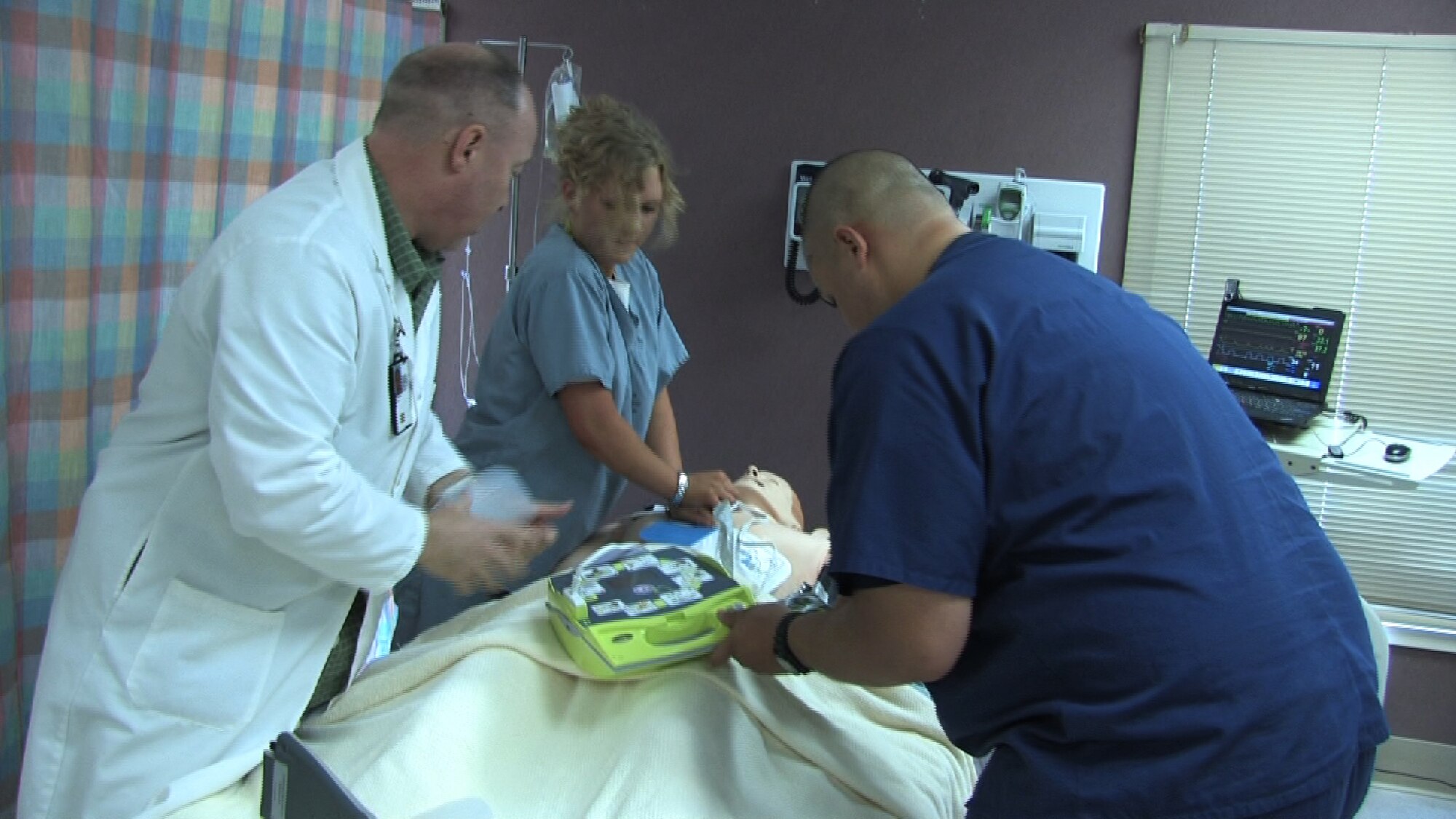 934th Aeromedical Staging Squadron technicians Senior Airmen Stephanie Ward and Angel Rivera perform code blue training at the Minneapolis VA health Care System Simulation Center July 25. Air Force Photo/Wendy Cormier