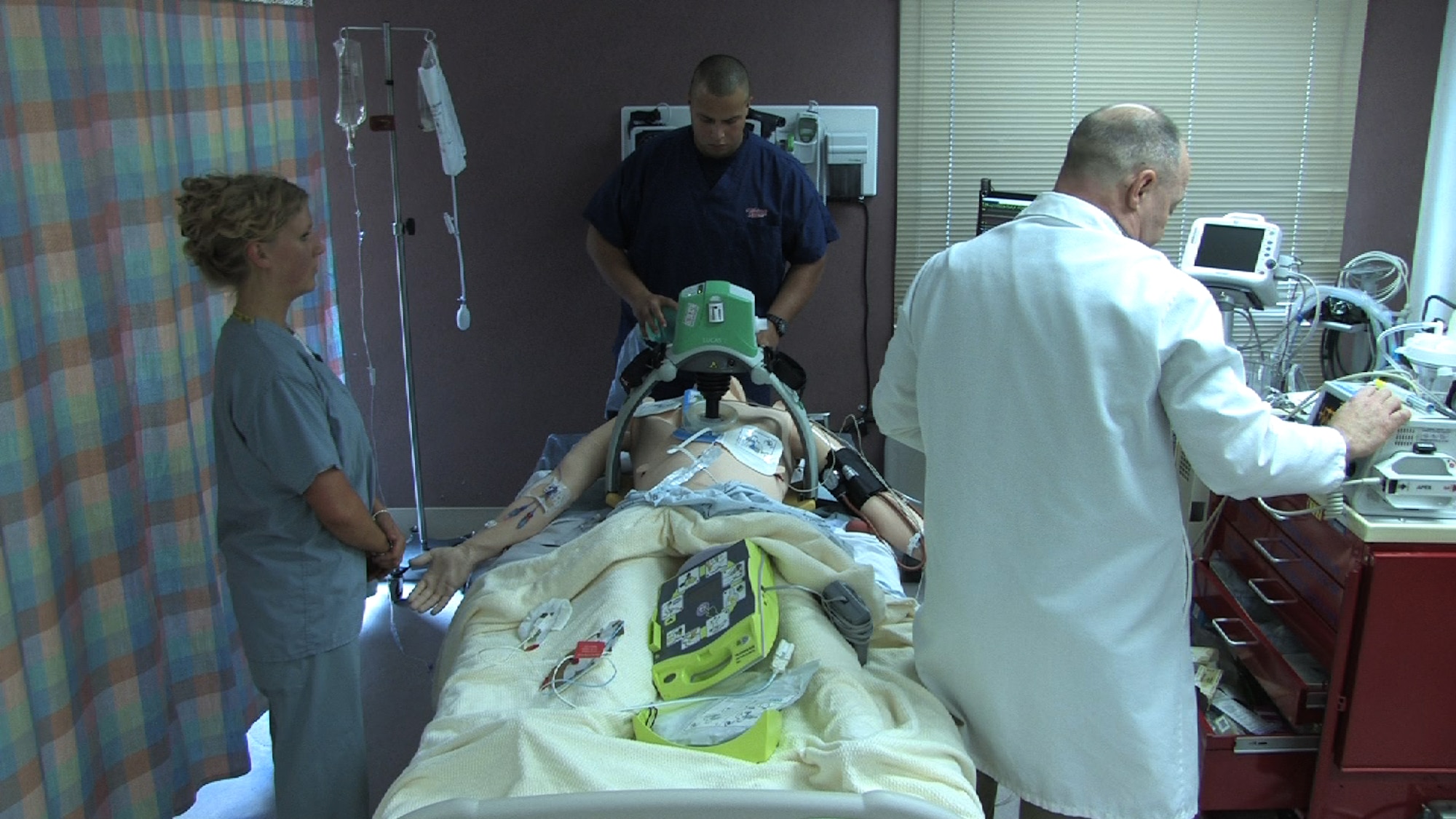 934th Aeromedical Staging Squadron technicians Senior Airmen Stephanie Ward and Angel Rivera perform code blue training at the Minneapolis VA health Care System Simulation Center July 25. Air Force Photo/Wendy Cormier