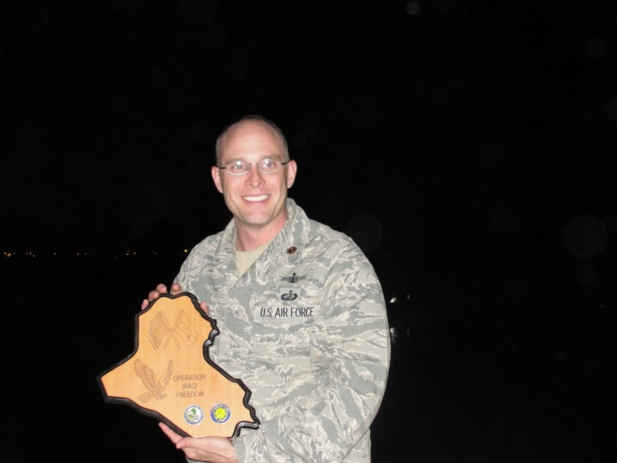 AEDC's Lance Baxter shows off a plaque presented to him for his service during the recent deployment to Iraq. (photo provided)