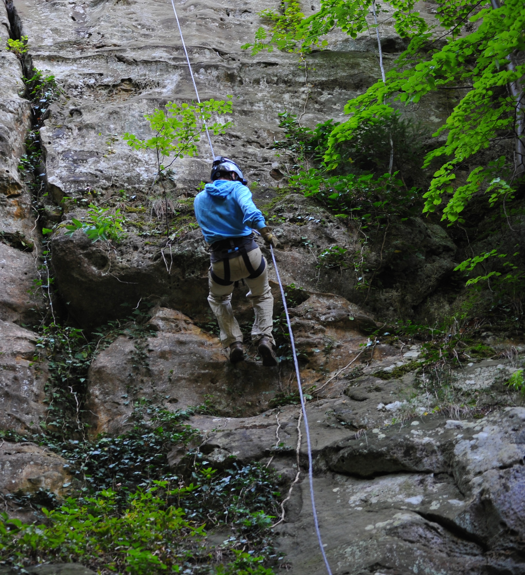 Airmen learn to rappel on Outdoor Recreation trip > Spangdahlem